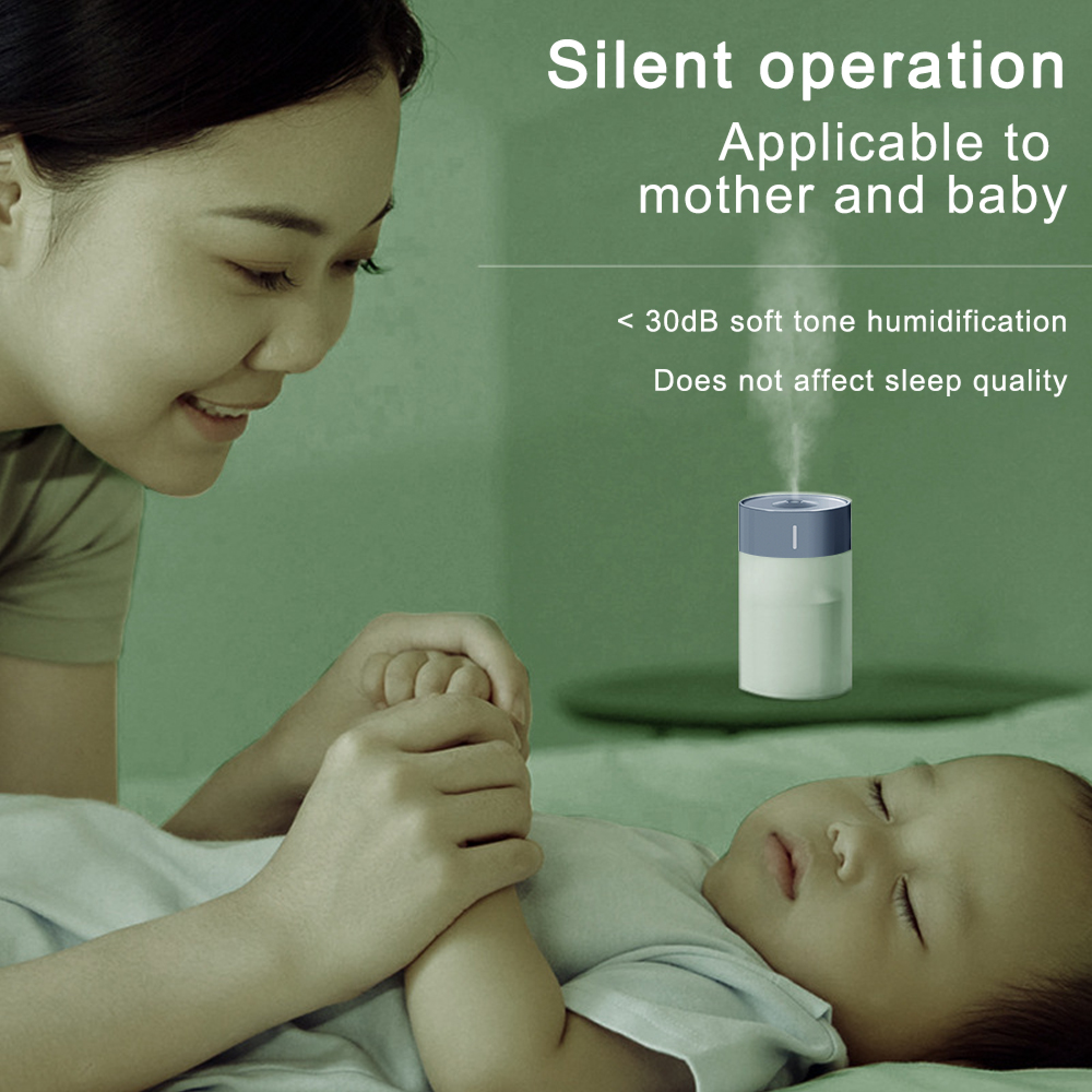 Mutter lächelt Baby an, das neben einem Luftbefeuchter schläft.