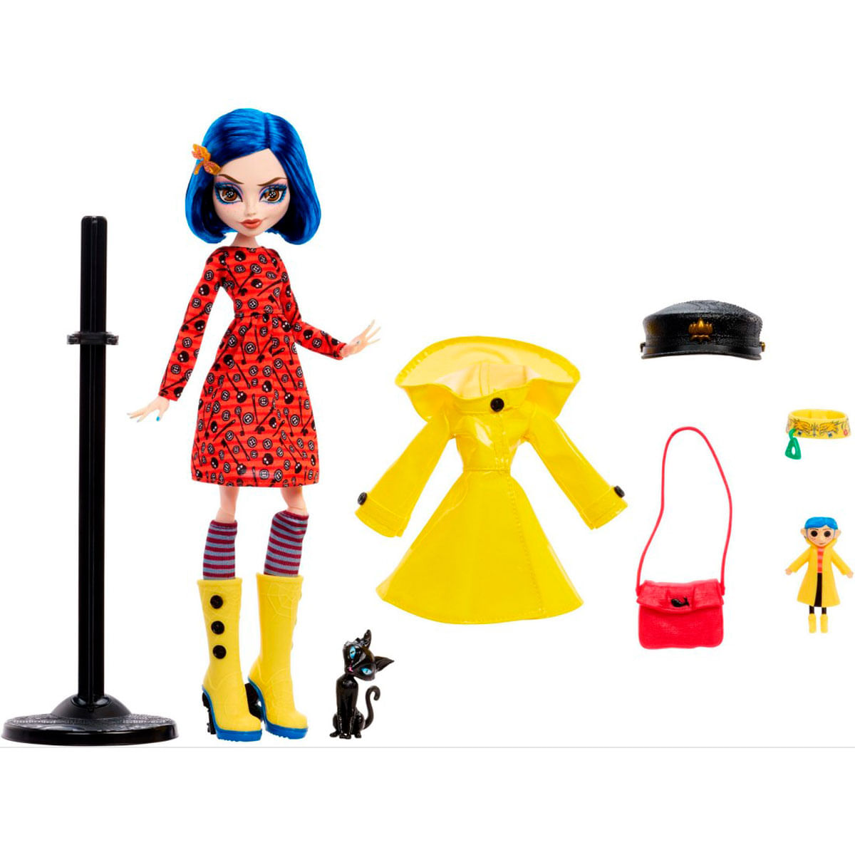 Muñeca Coraline con impermeable amarillo, gato negro y accesorios sobre fondo blanco.