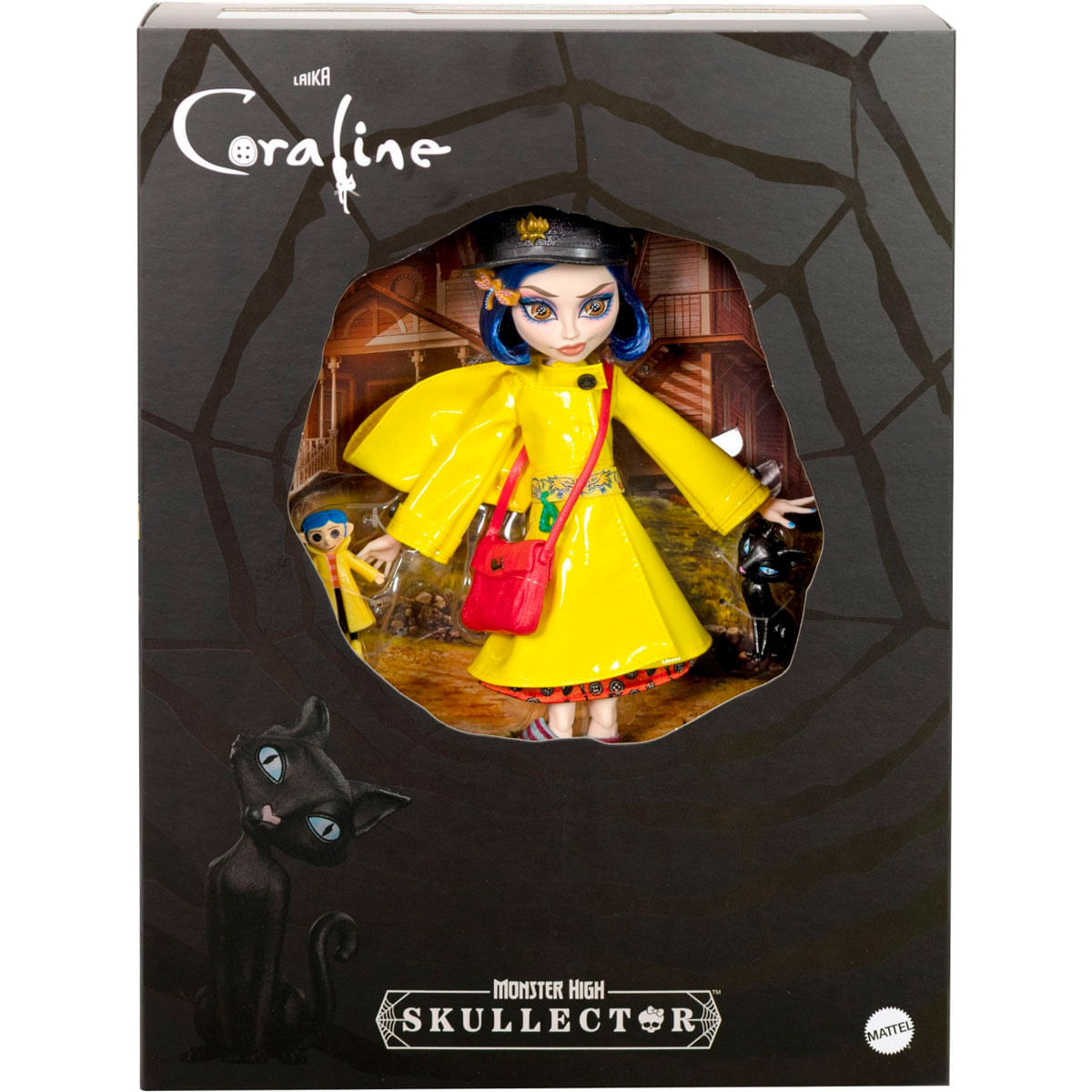 Muñeca Coraline con impermeable amarillo, bolso rojo, figura pequeña y gato negro.