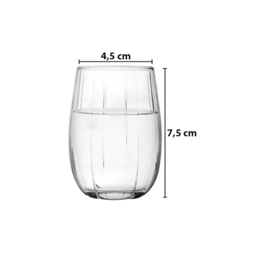 Su dolu bir bardak, 4,5 cm genişliğinde, 7,5 cm yüksekliğinde.