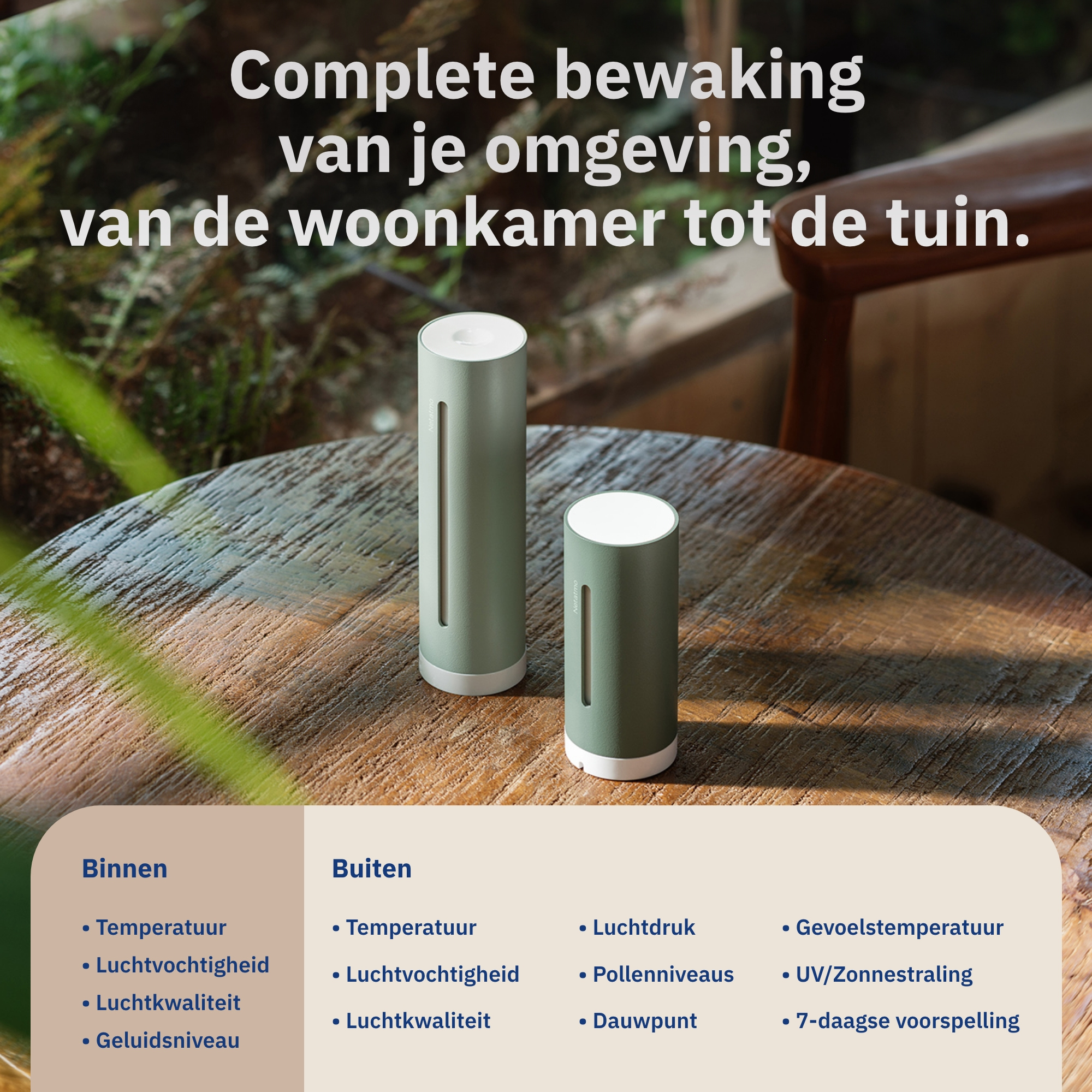 Deux appareils Netatmo verts sur une table en bois. Texte sur la surveillance complète.
