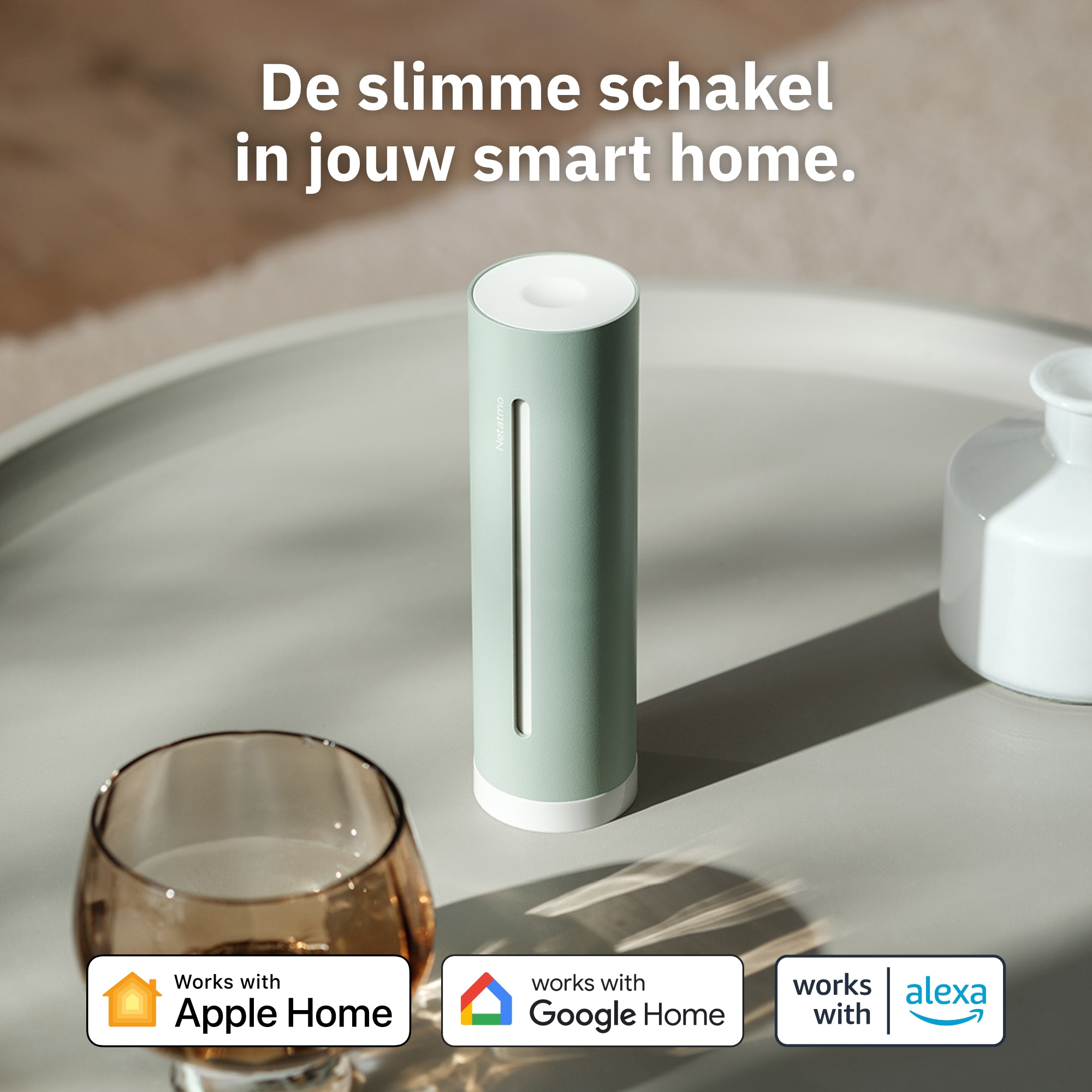 Un interrupteur intelligent vert clair à côté d'un verre et d'un vase.