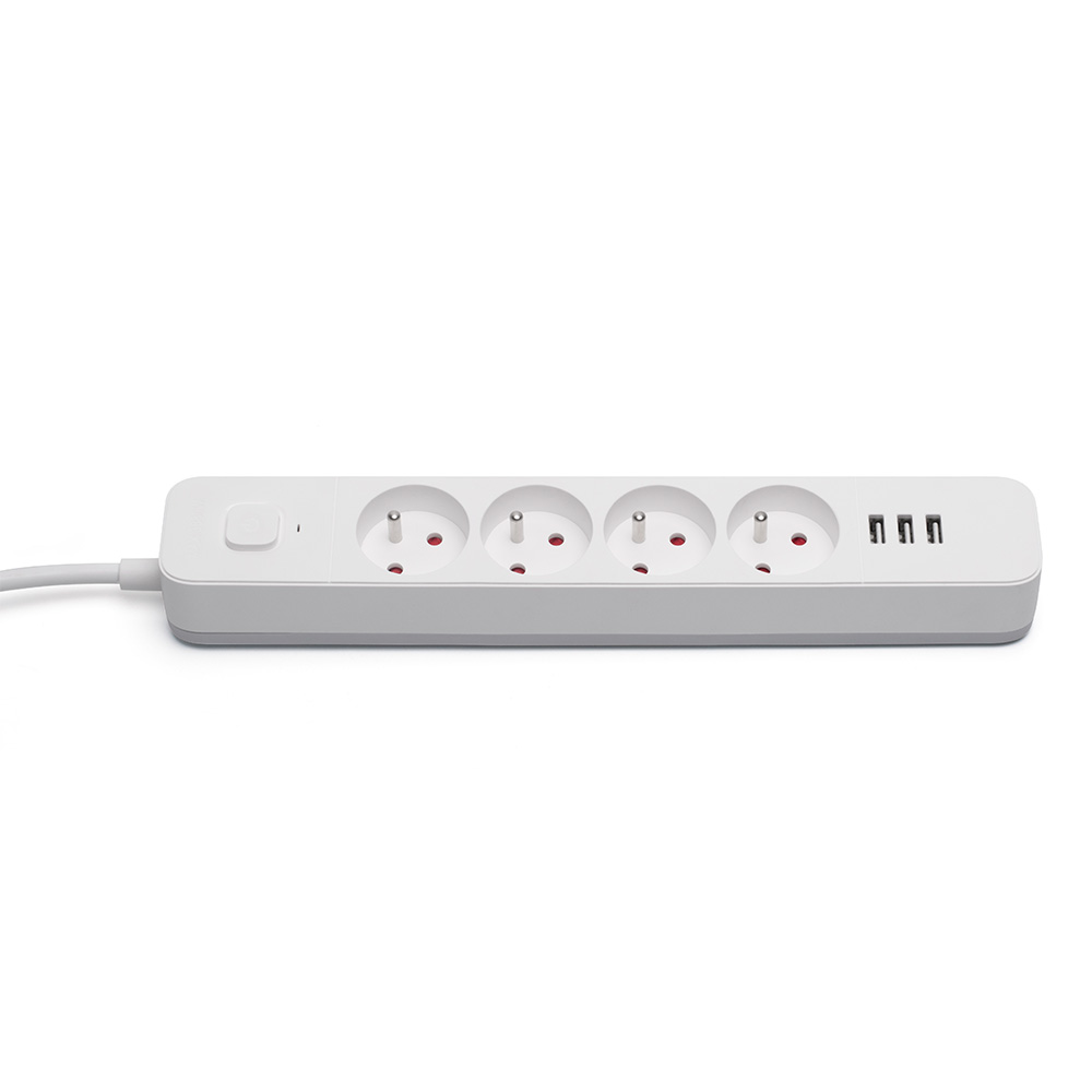 Biała listwa zasilająca z czterema gniazdami i trzema portami USB.