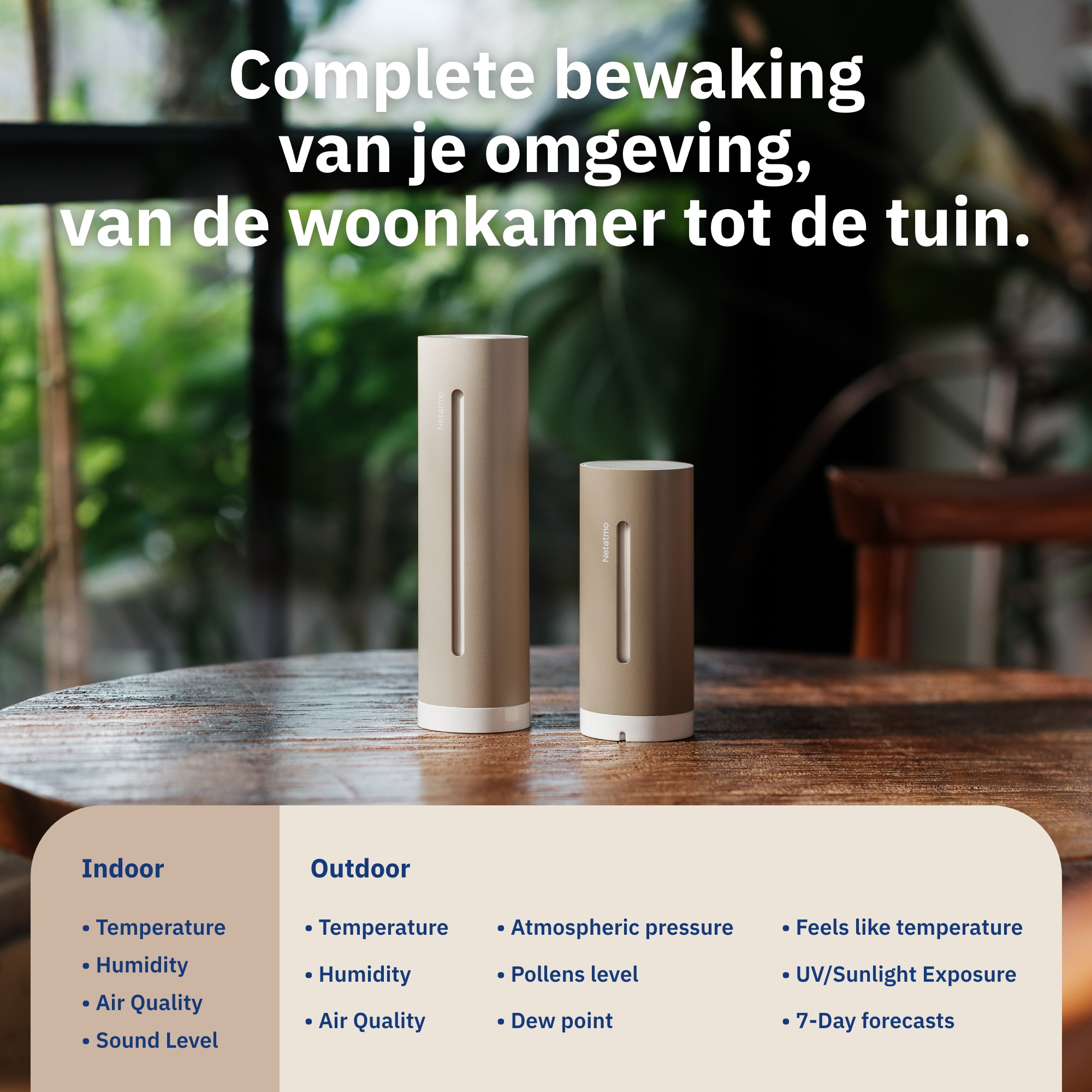Twee Netatmo weerstations op een houten tafel voor een tuin.