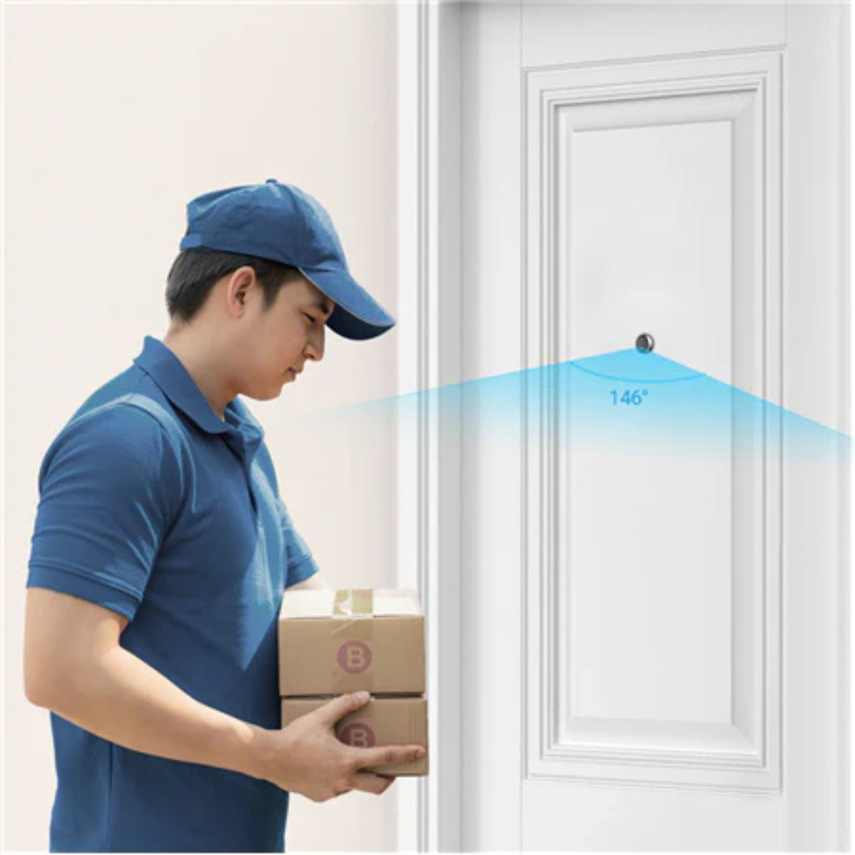 Un livreur en uniforme et casquette bleus porte deux colis vers une porte blanche.