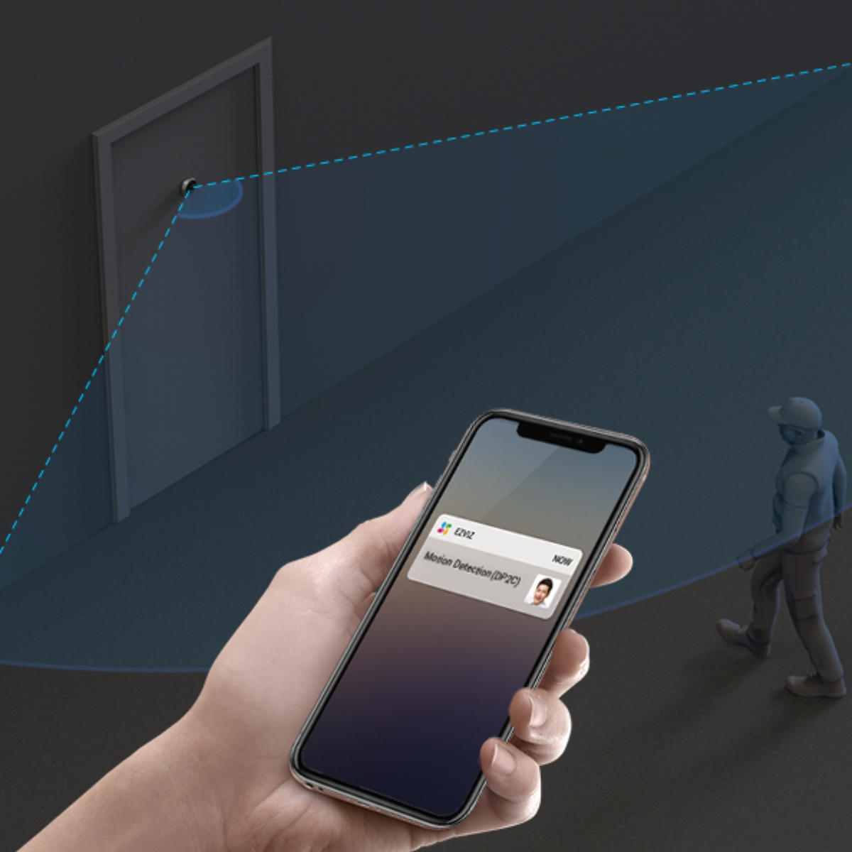 Main tenant un smartphone affichant une alerte de détection de mouvement. Une porte est visible à l'arrière-plan.