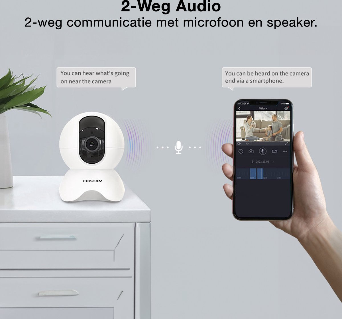 Un haut-parleur Foscam blanc et un smartphone affichant un flux vidéo en direct.