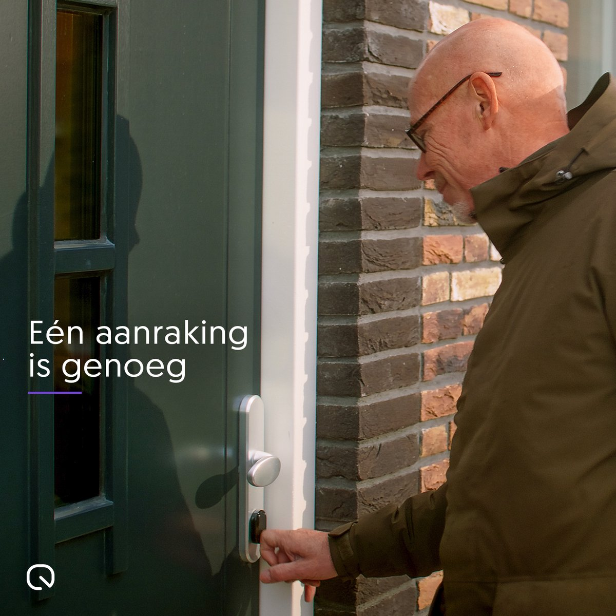 Een man gebruikt een digitale deurkruk om zijn voordeur te openen.