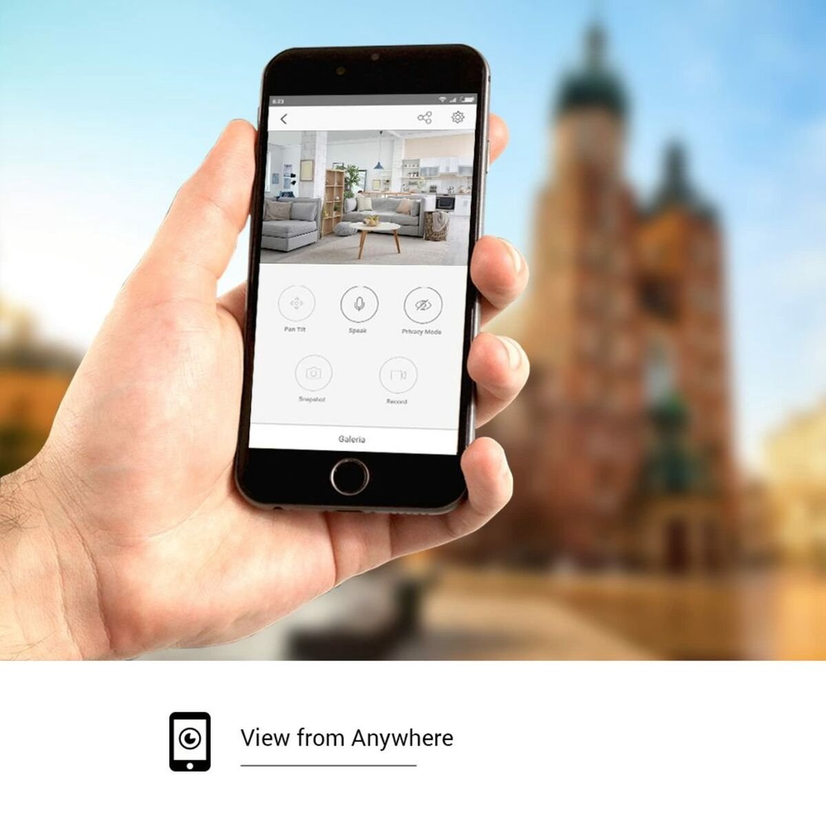 Dłoń trzyma smartfon z aplikacją kamery bezpieczeństwa. Niewyraźna panorama miasta.