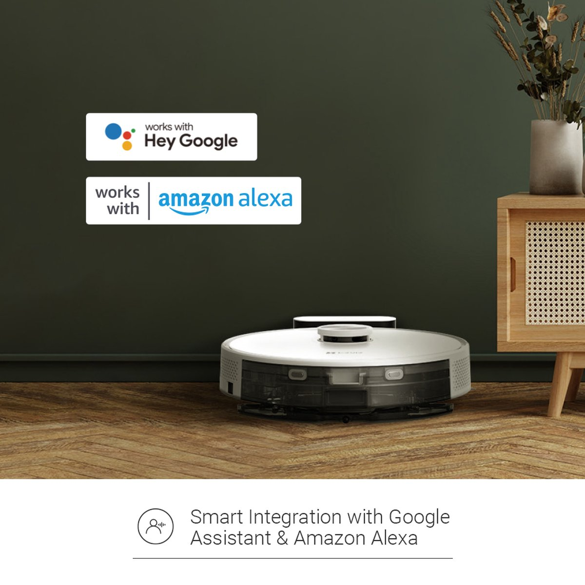 Biały robot sprzątający na drewnianej podłodze z logo integracji Google i Alexa.
