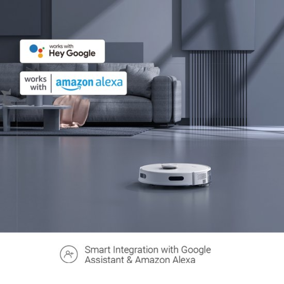 Ein weißer Saugroboter auf einem dunklen Boden, mit Logos für Google Assistant und Amazon Alexa.