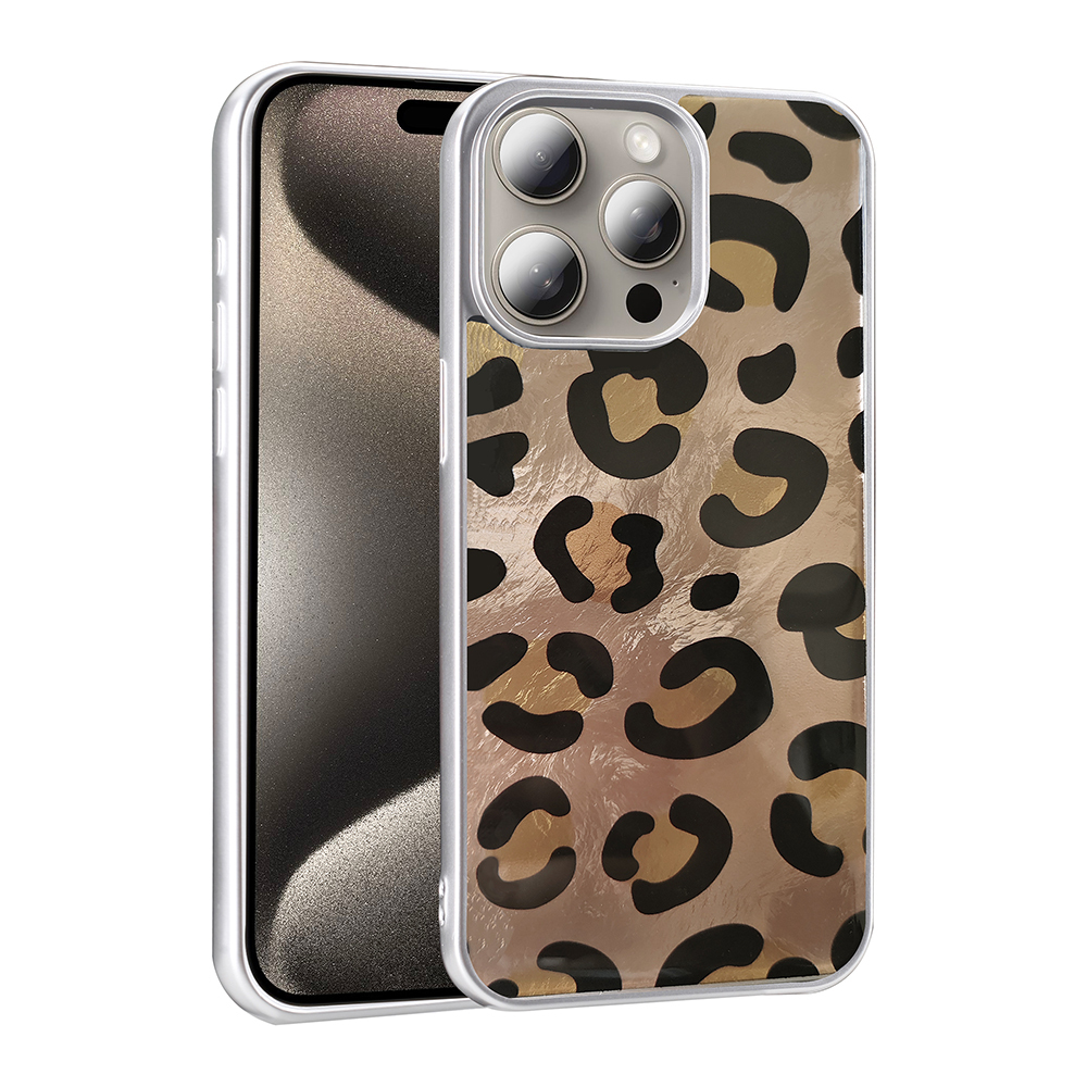 Leopar desenli kılıflı akıllı telefon, yakın çekim.