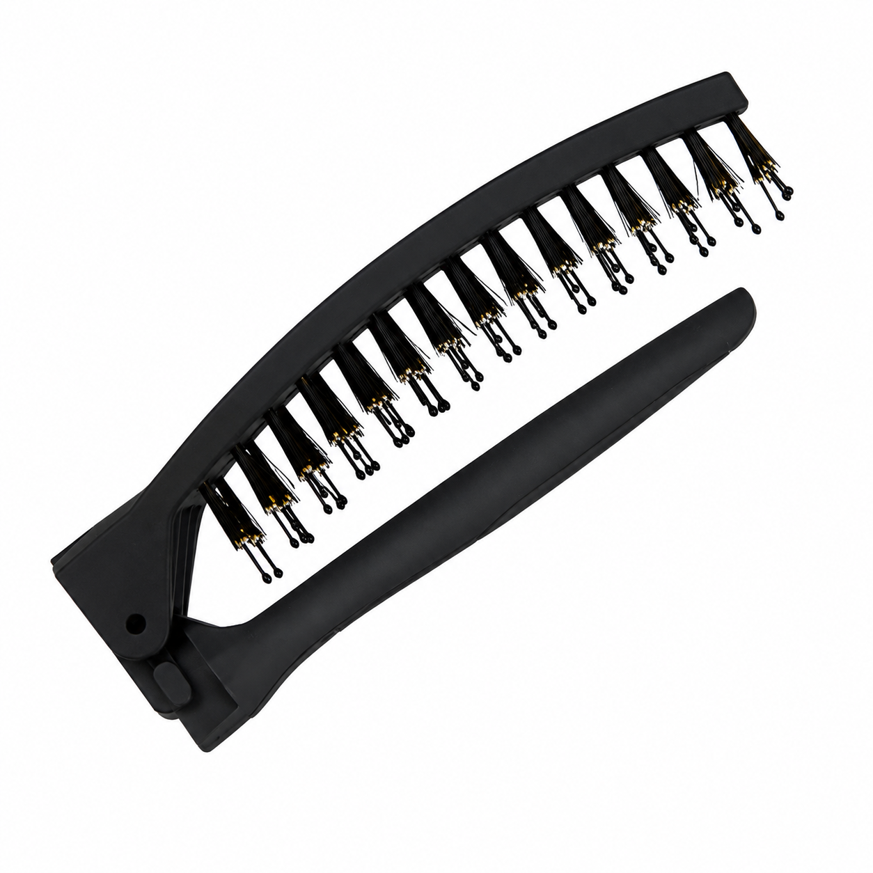 Un pettine nero con setole e manico su sfondo bianco.