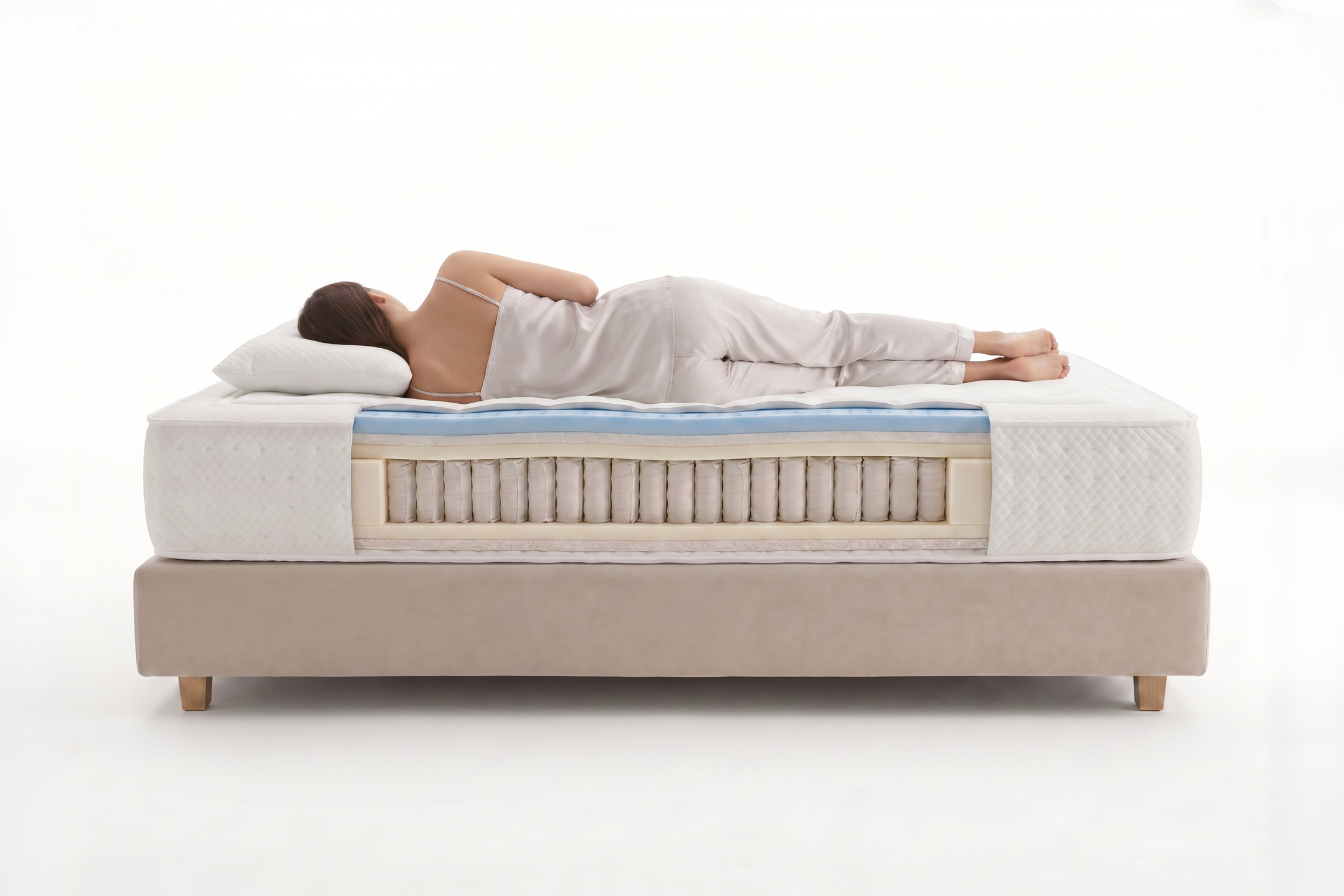 Mujer durmiendo en un colchón seccionado mostrando capas de resortes y espuma.
