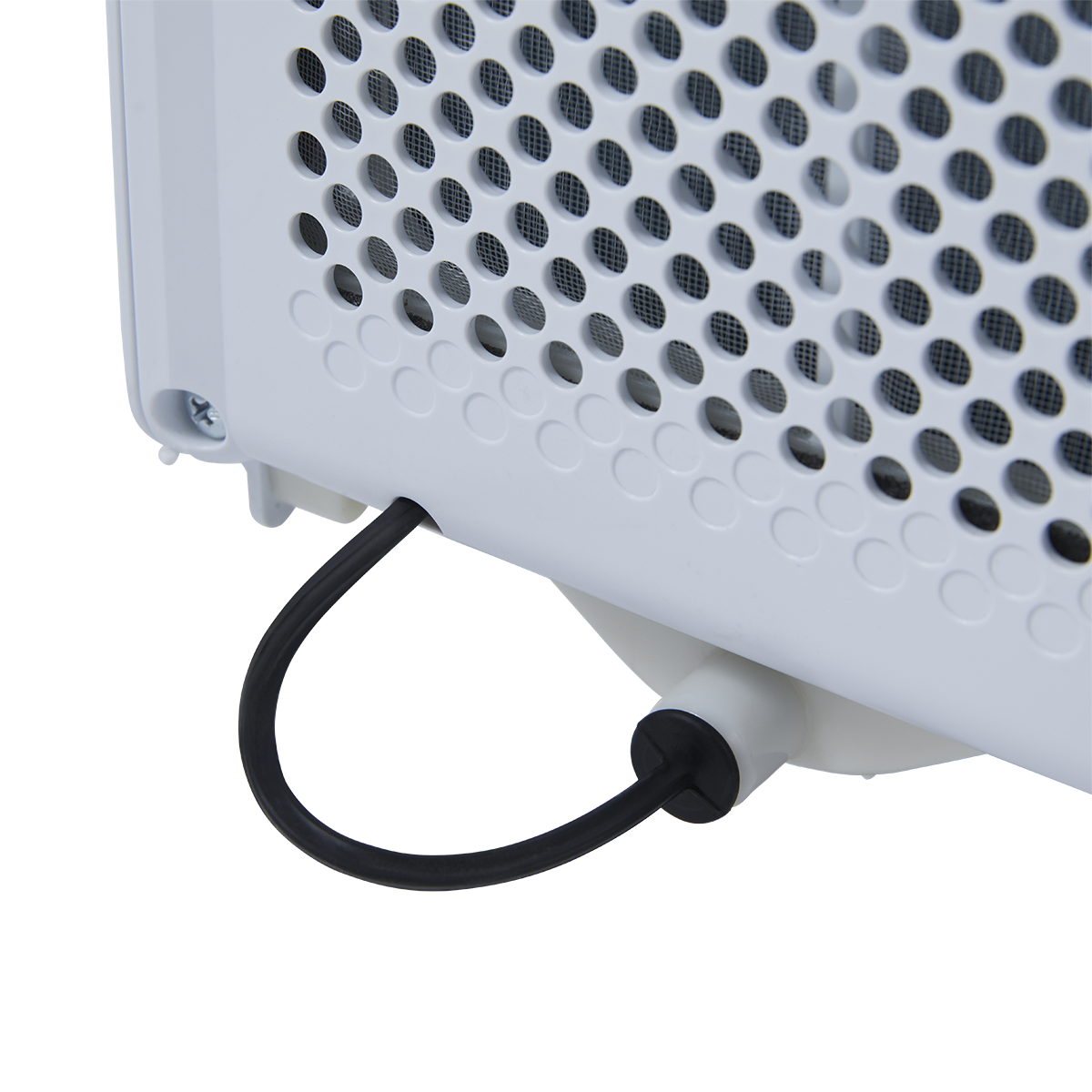 Un cavo nero esce da un dispositivo bianco con fessure di ventilazione.