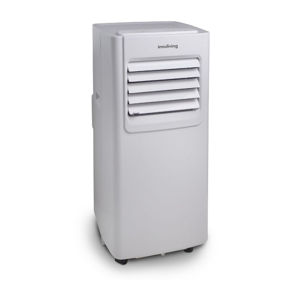 Een witte, draagbare airconditionertoren met lamellenroosters en wielen.