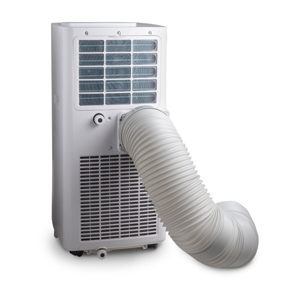 Een witte draagbare airconditioner met een geribbelde afvoerslang die uit de achterkant steekt, tegen een witte achtergrond.