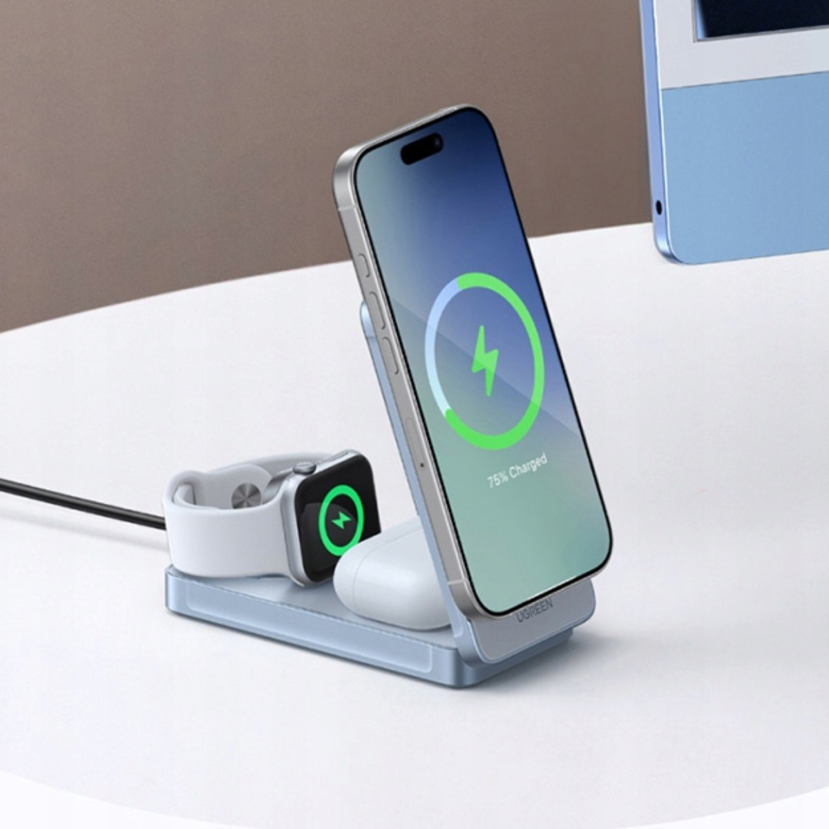 Niebieska stacja ładująca z iPhone'em, Apple Watch i AirPods.