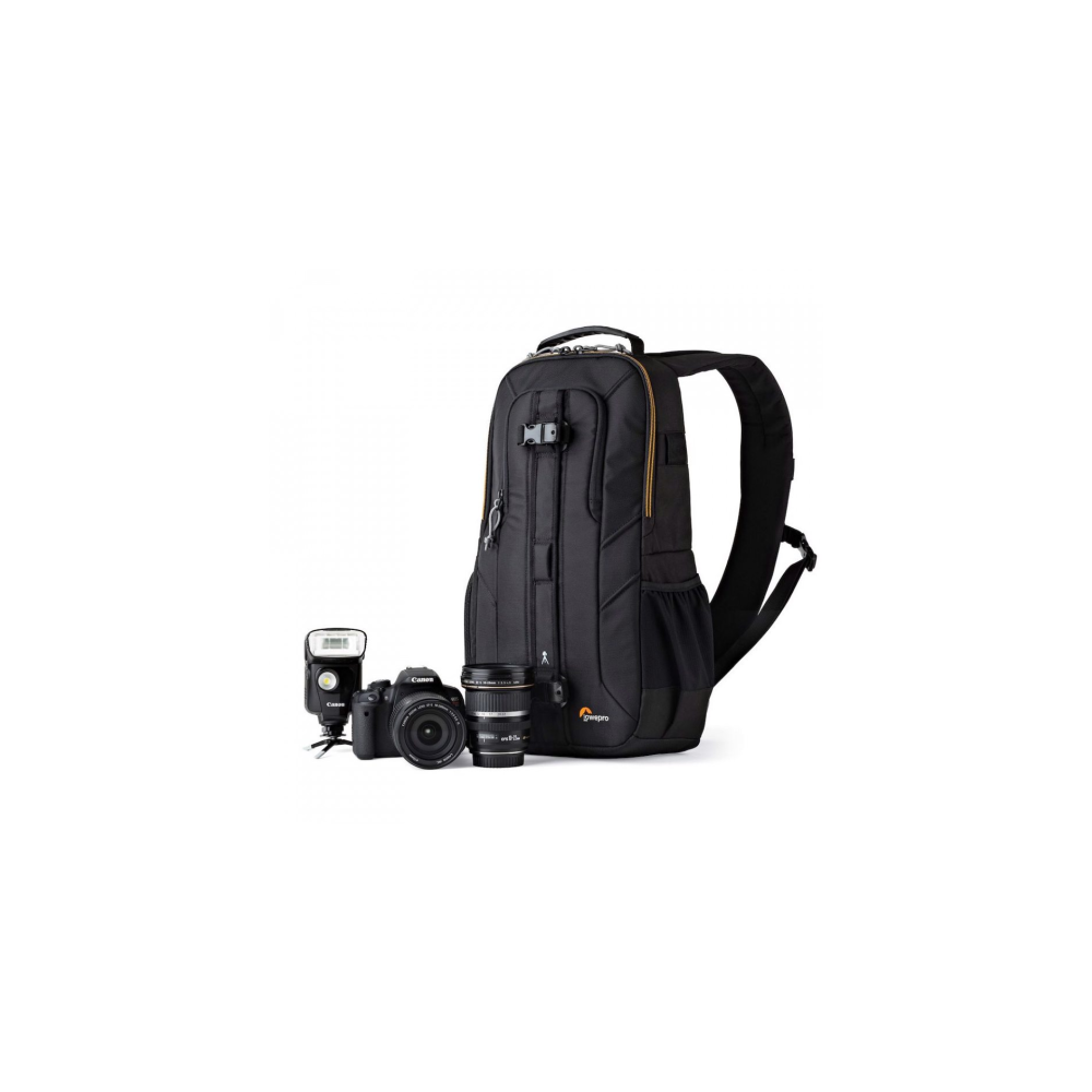 Ein schwarzer Fotorucksack mit Kamera, Blitz und Objektiv davor.