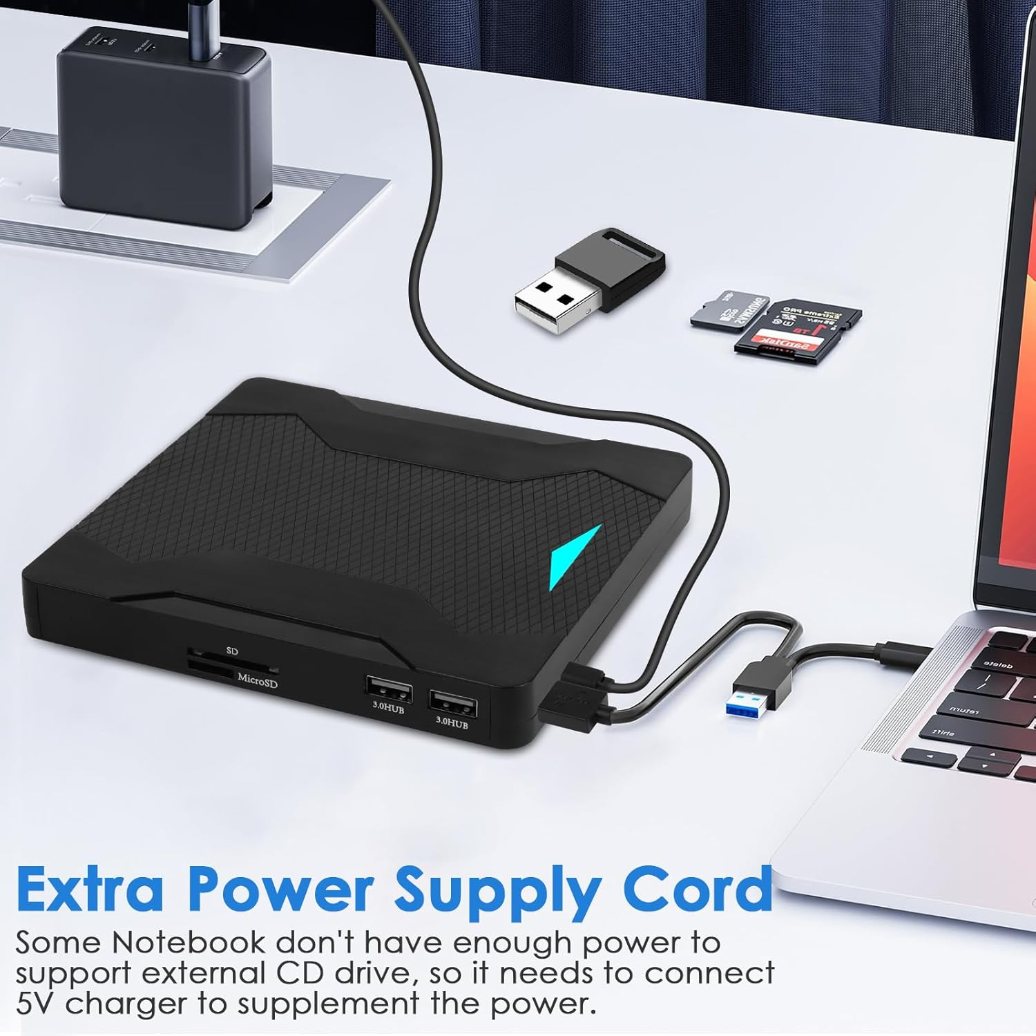 Schwarzer USB-Hub mit SD/MicroSD-Slots und Laptop-Verbindung, Netzteil.