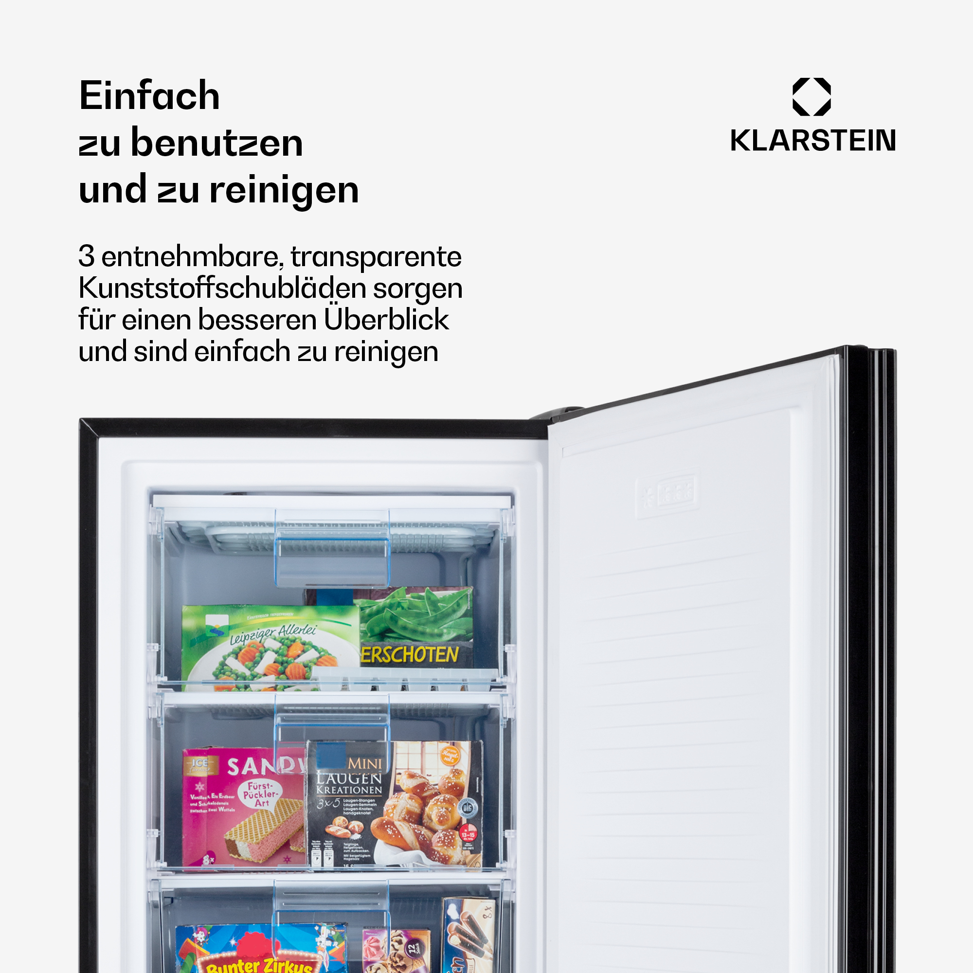 Ein offener Gefrierschrank mit gefrorenen Lebensmitteln in transparenten Schubladen.