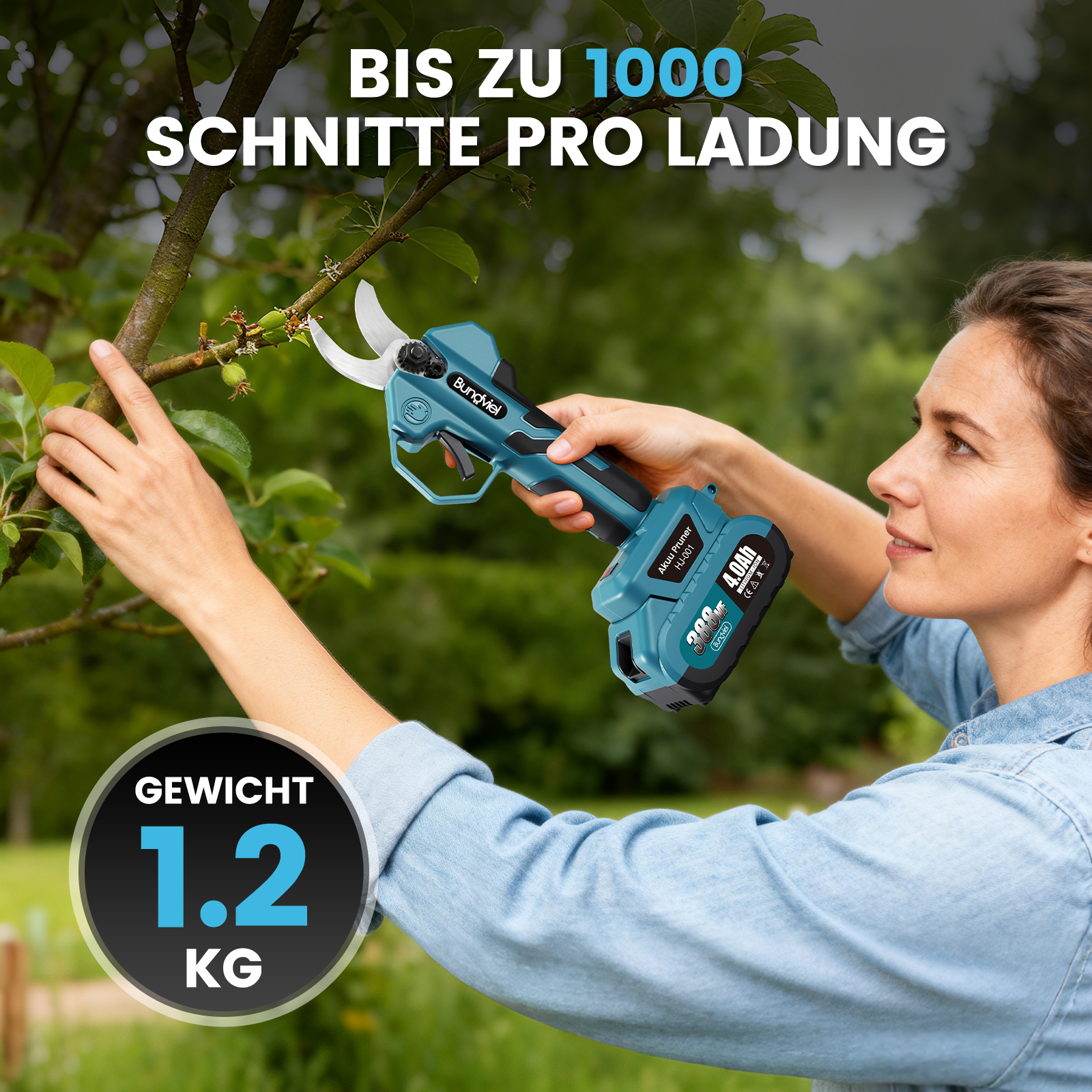 Eine Frau benutzt eine Akku-Astschere, um einen Baum zu schneiden. Gewicht 1,2 kg.
