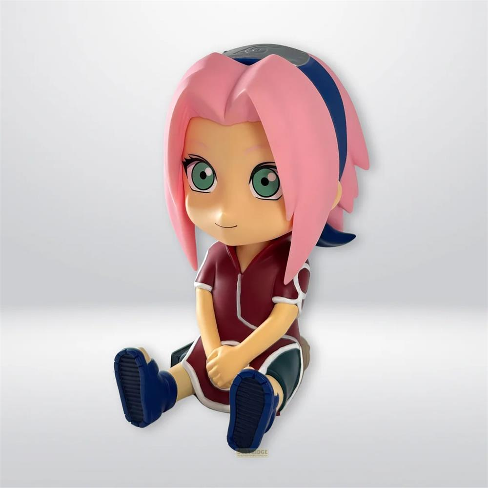Figura chibi de Sakura Haruno con pelo rosa, ojos verdes, atuendo rojo y zapatos azules sentada.