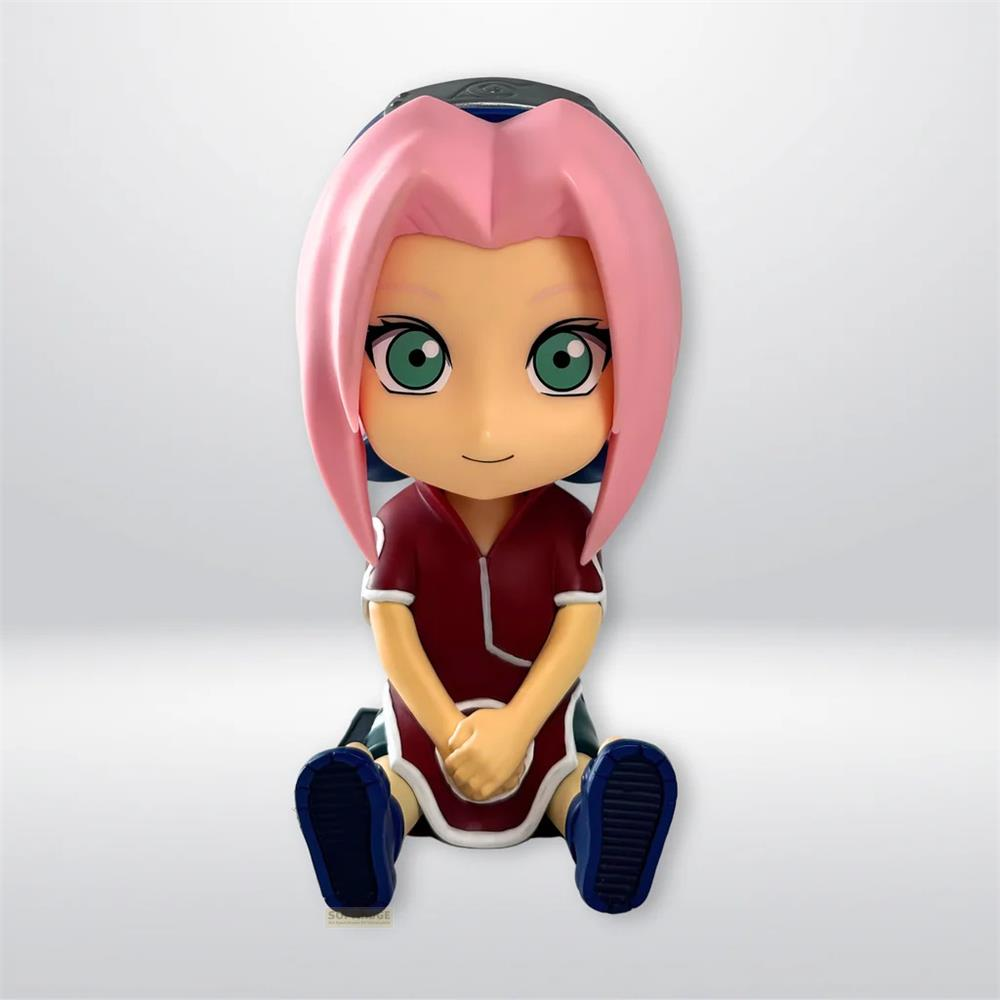 Una linda figura chibi de Sakura con pelo rosa, ojos verdes y un traje rojo.