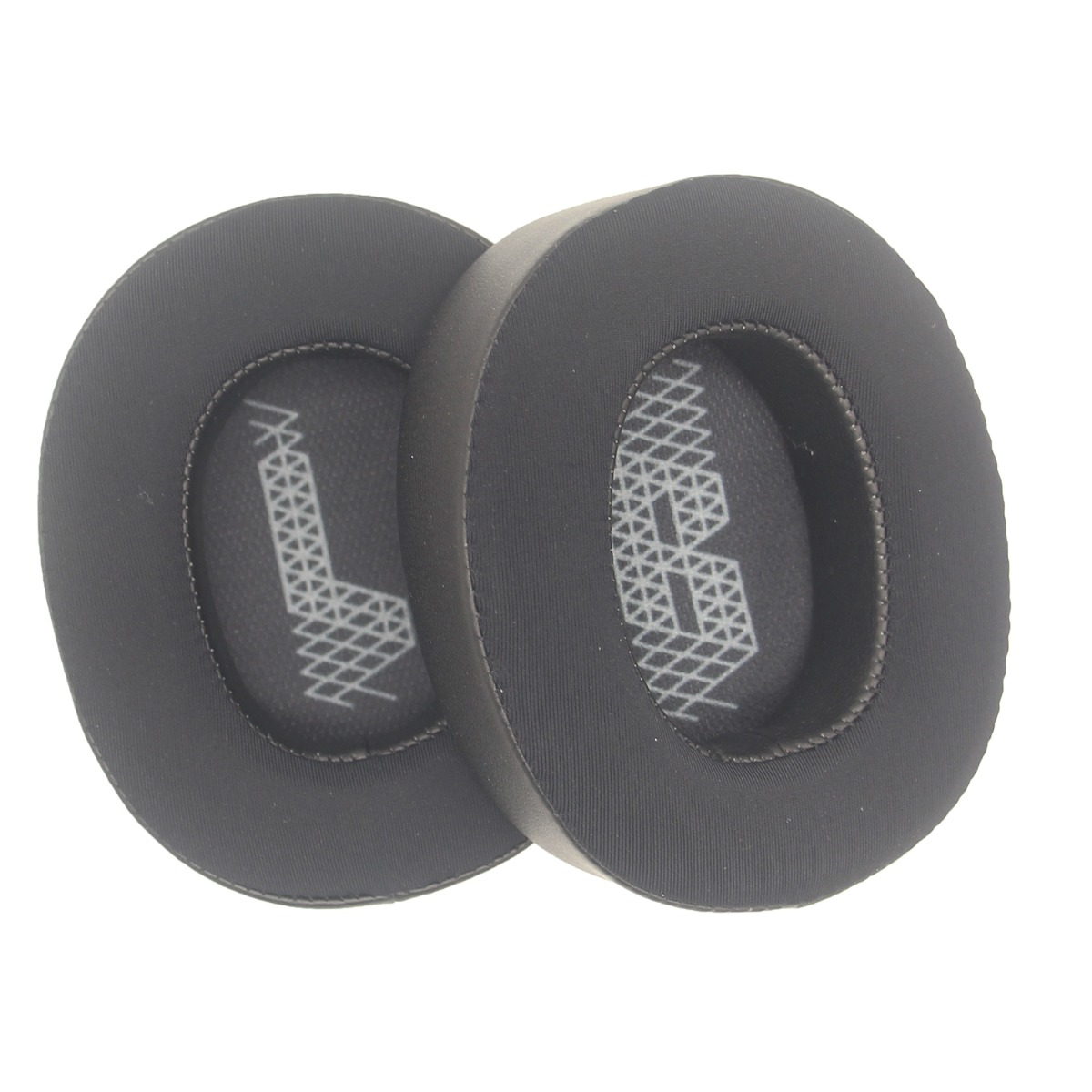 Due cuscinetti neri per cuffie con motivo geometrico grigio all'interno.