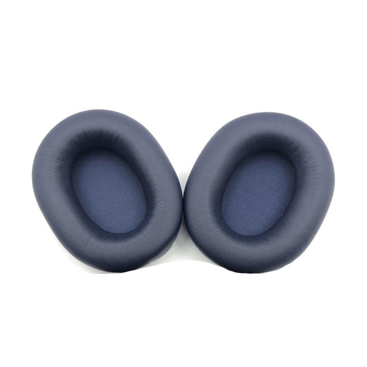 Due cuscinetti auricolari blu scuro sono uno accanto all'altro.