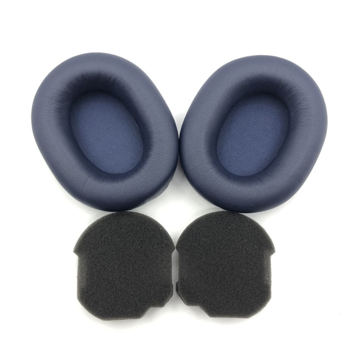 Due cuscinetti blu navy e due cuscinetti in schiuma nera sono disposti fianco a fianco.