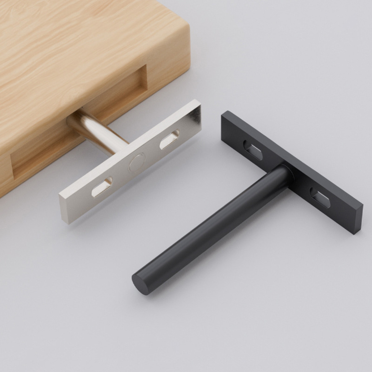 Un blocco di legno con una staffa argentata inserita e una nera nelle vicinanze.