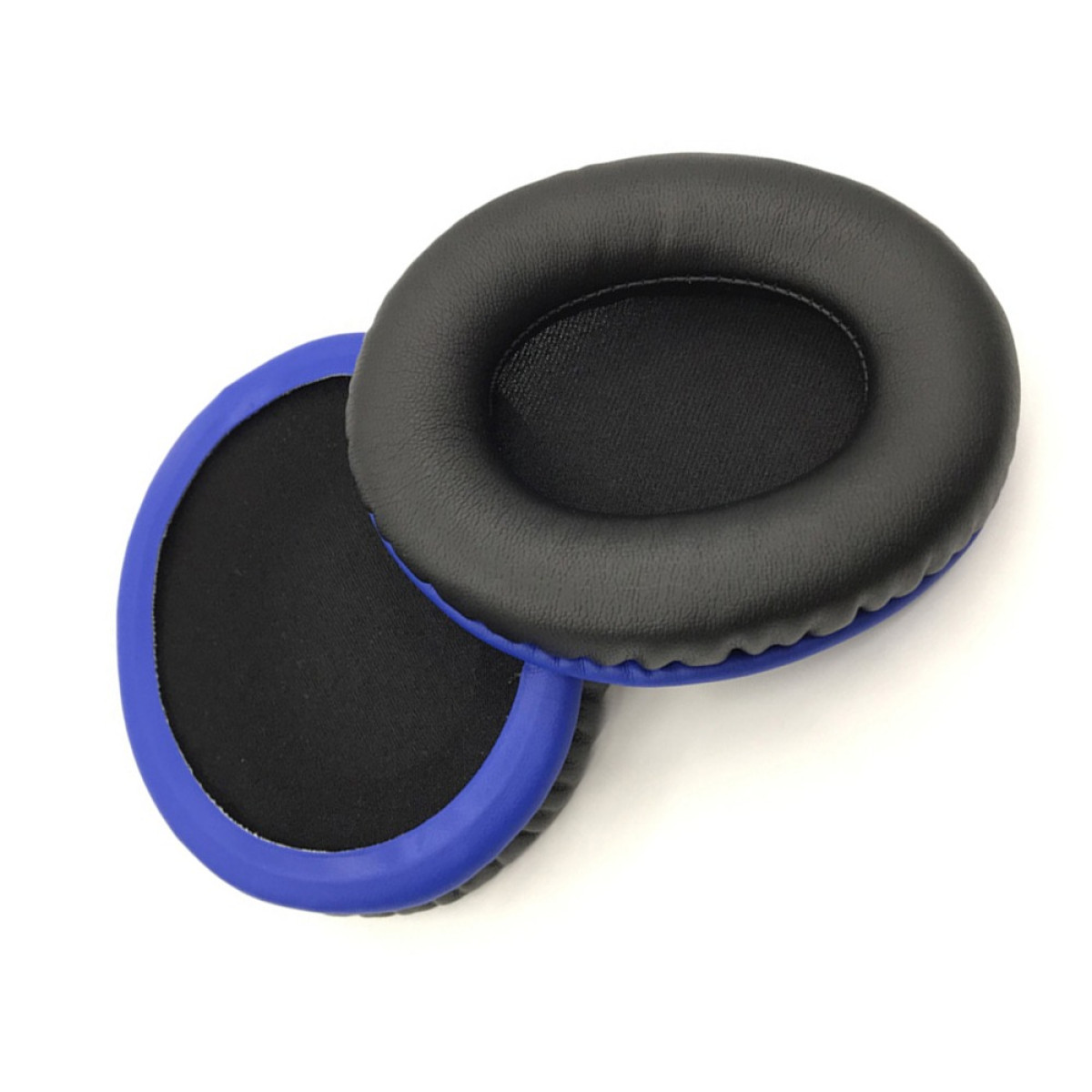 Due cuscinetti neri per cuffie con bordi blu su sfondo bianco.