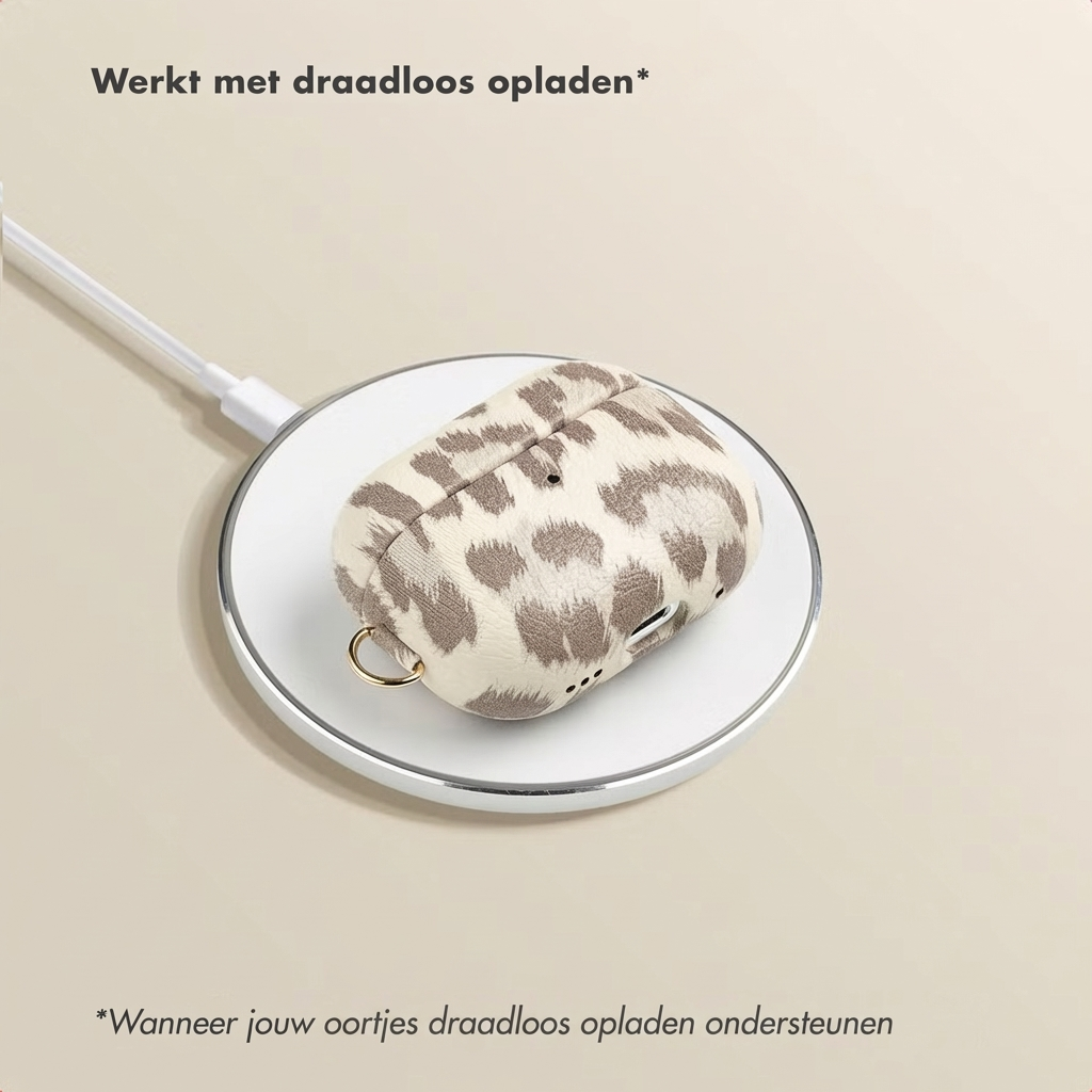 Una custodia AirPod con stampa leopardata si ricarica in modalità wireless.