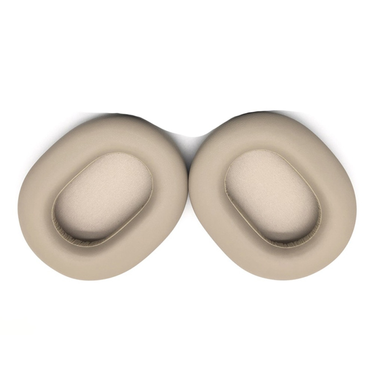 Zwei ovale beige Ohrpolster mit Netzmitte auf weißem Grund.