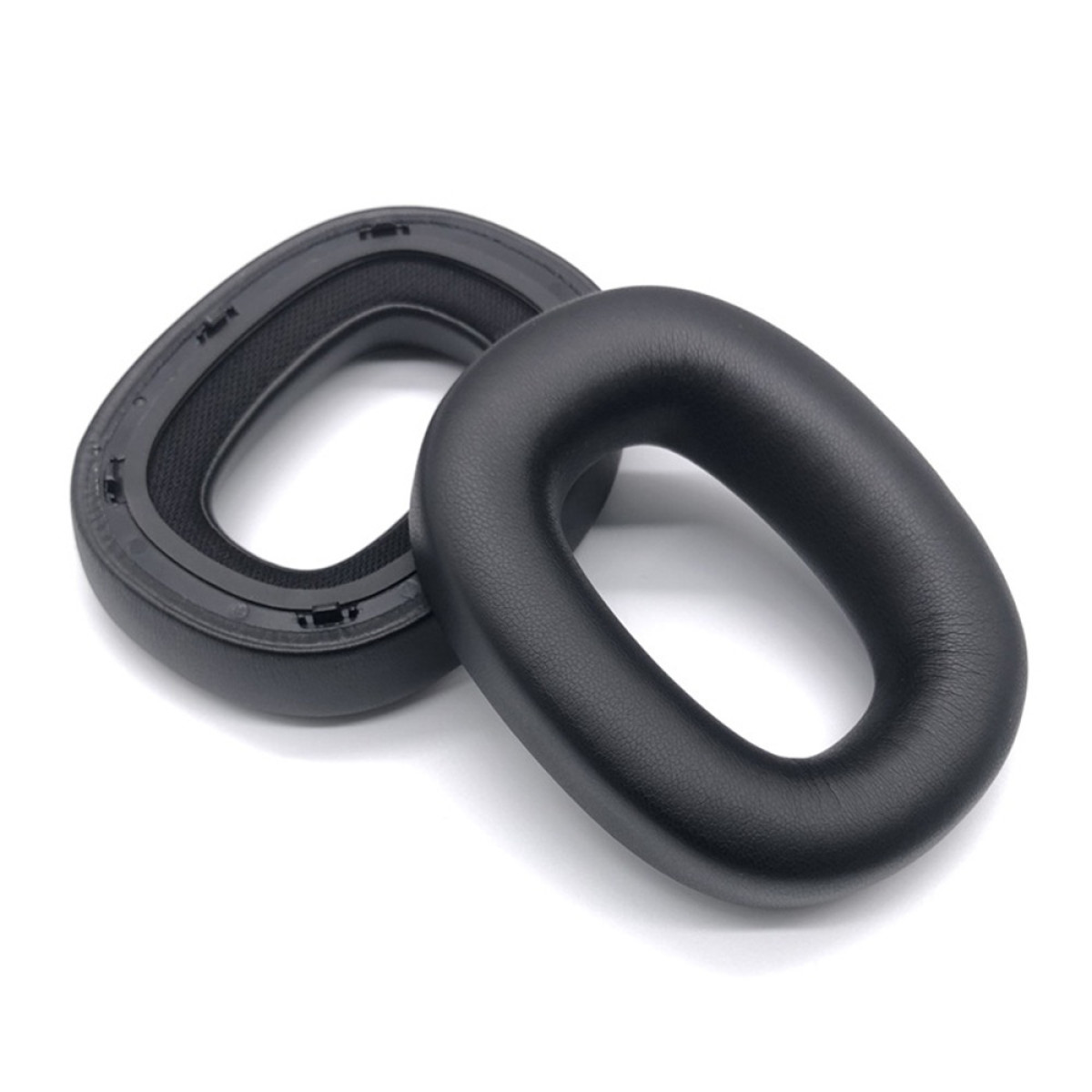 Due cuscinetti auricolari neri in pelle per cuffie sono mostrati su sfondo bianco.