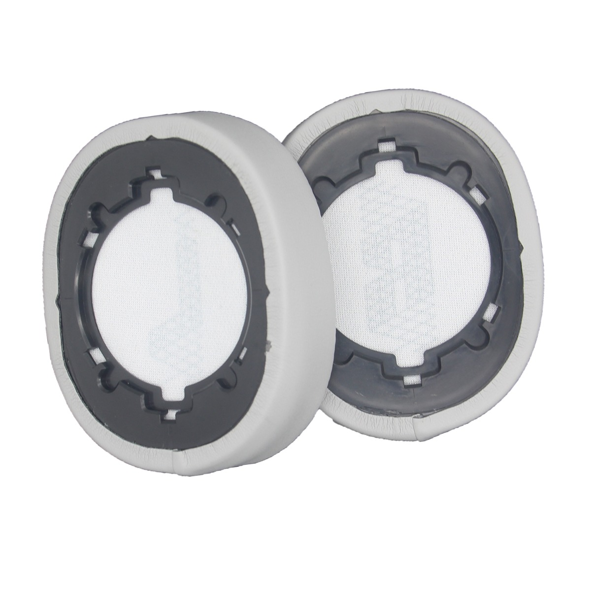 Due cuscinetti per cuffie grigi con inserti neri su sfondo bianco.