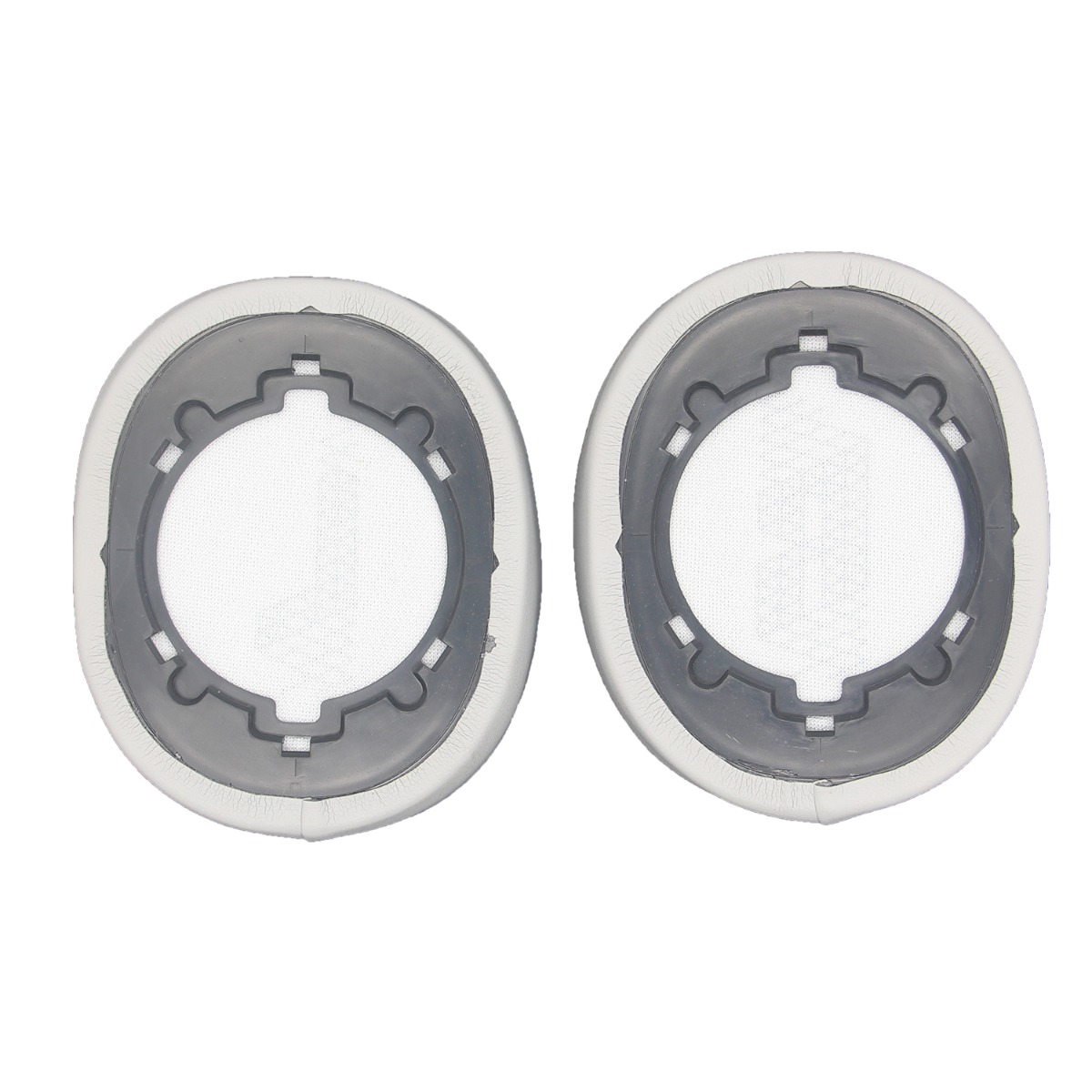 Due cuscinetti auricolari bianchi con inserti grigi su sfondo bianco.