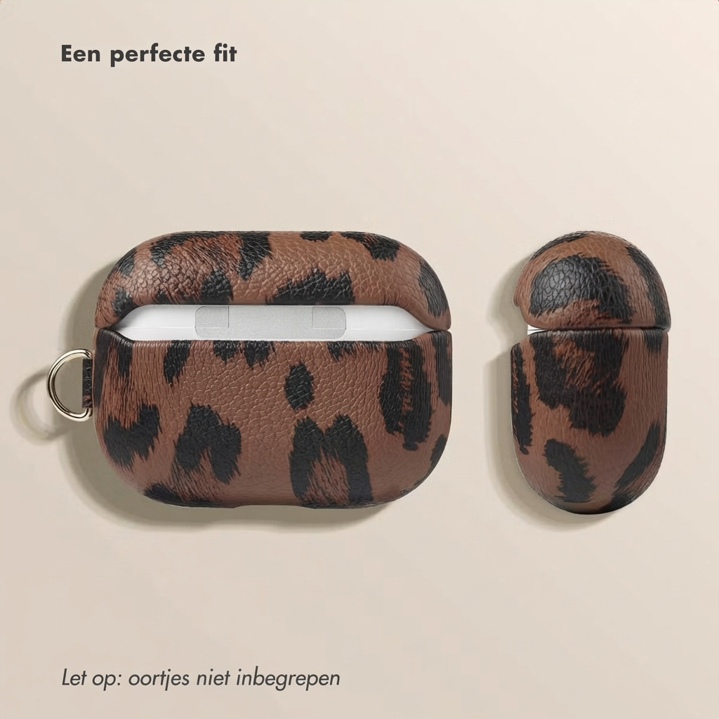 Due custodie AirPod con stampa leopardata, una aperta che mostra AirPods bianchi, una chiusa.