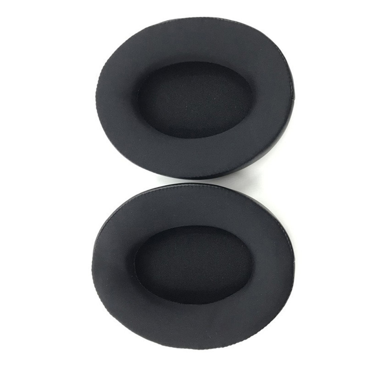 Due cuscinetti auricolari neri e rotondi sono uno accanto all'altro su sfondo bianco.