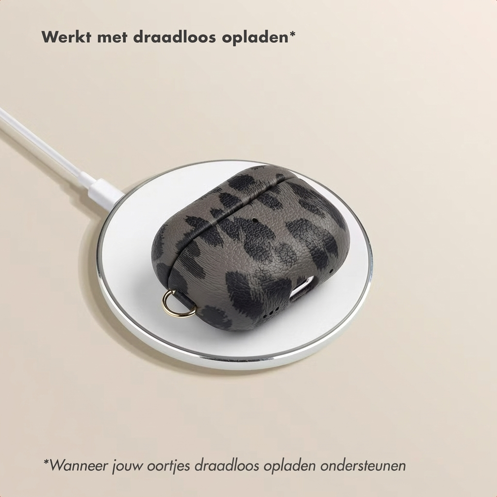 Custodia grigia leopardata in carica wireless su base bianca.