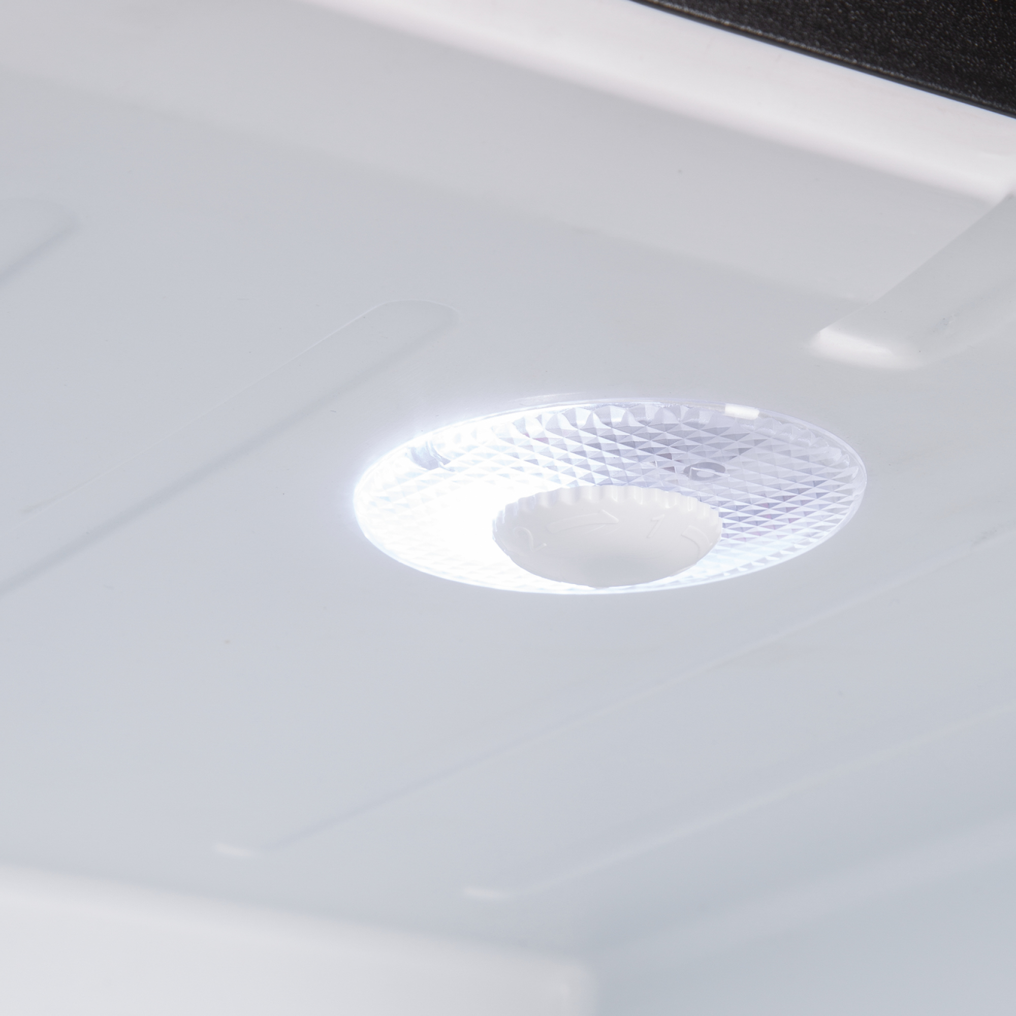 Una luce interna bianca con copertura a rombi e quadrante.