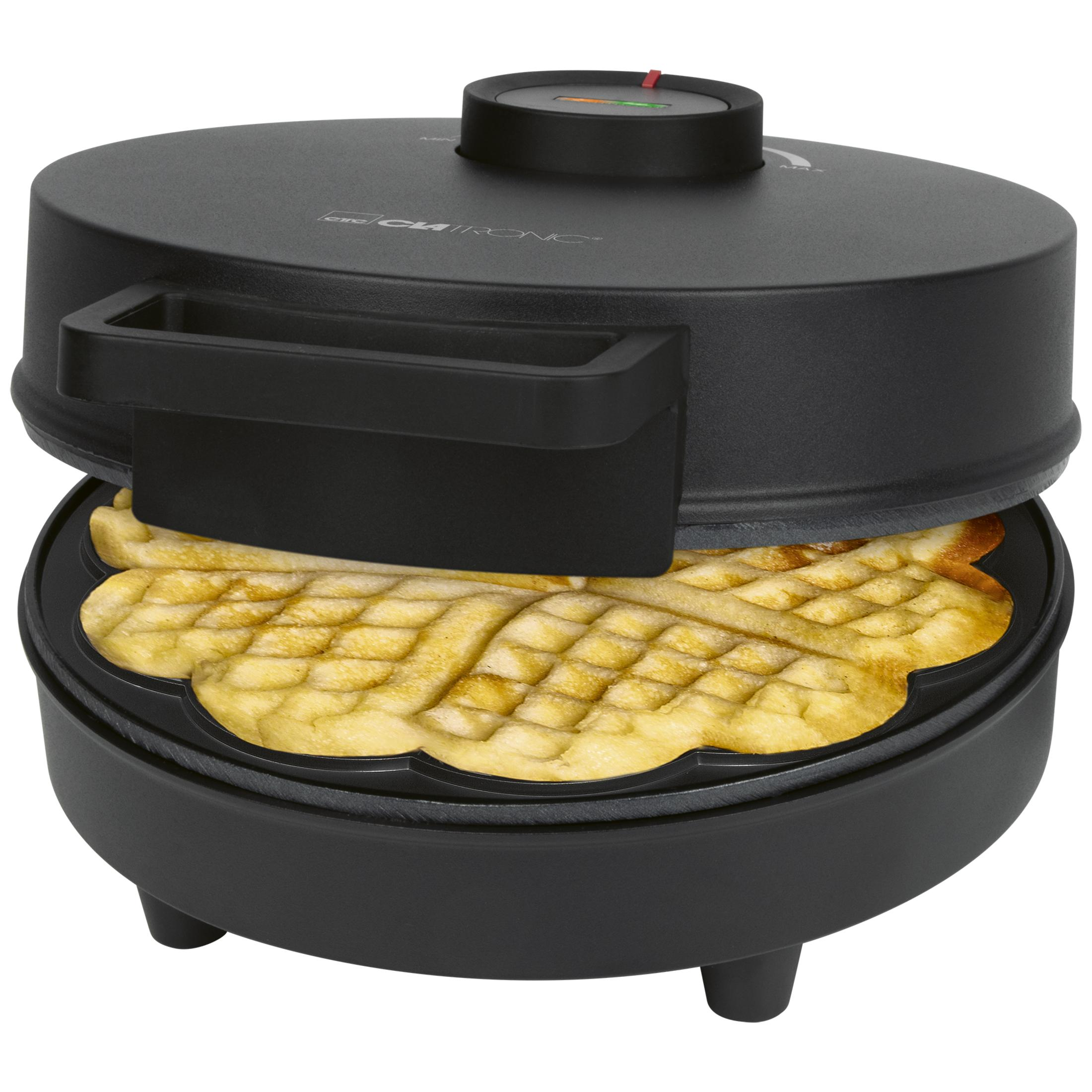 Ein schwarzer Waffelautomat mit einem frisch gebackenen Waffel darin.
