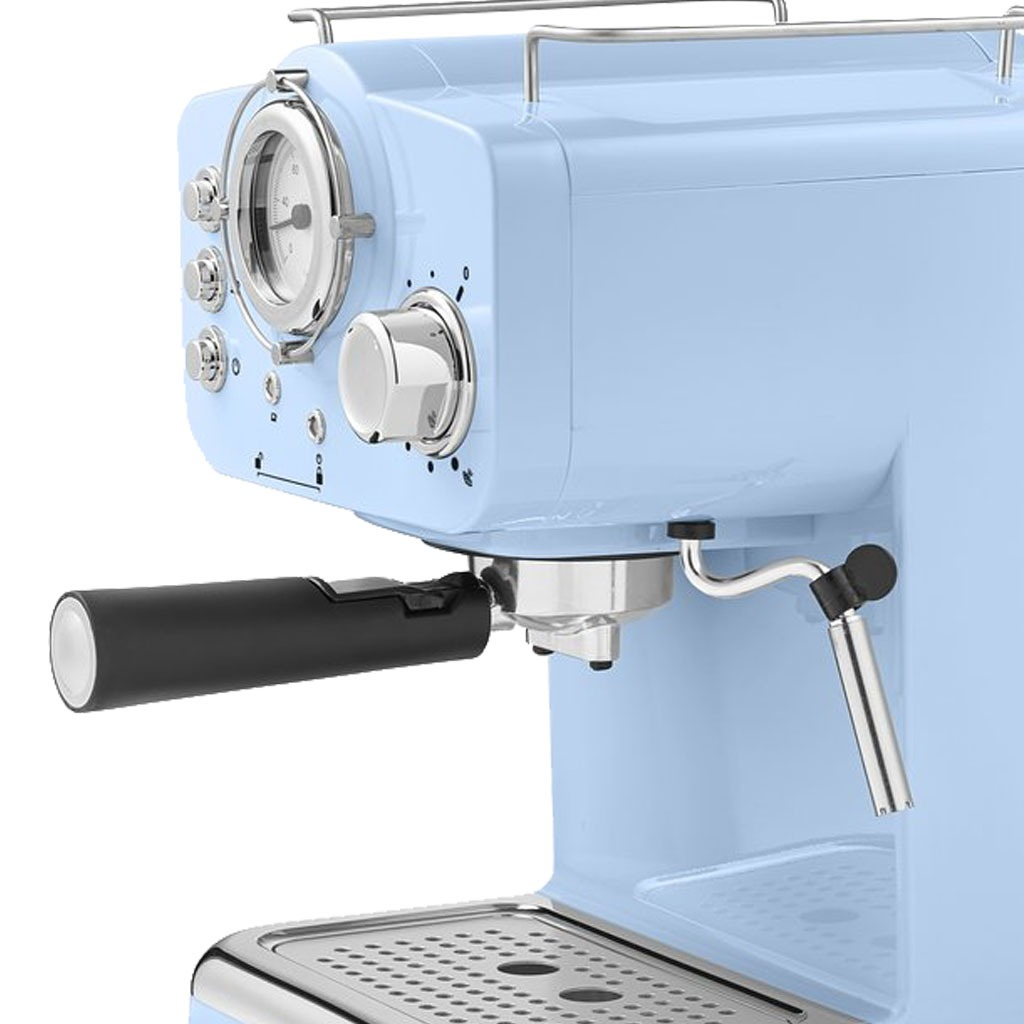 Krom detaylı, basınç göstergeli ve siyah saplı açık mavi espresso makinesi.