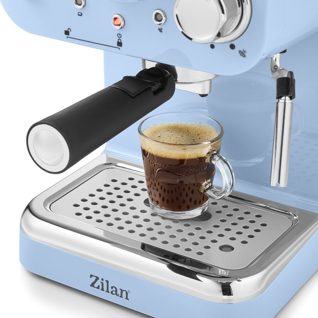 Açık mavi espresso makinesi, damlama tepsisinde bir fincan kahve.