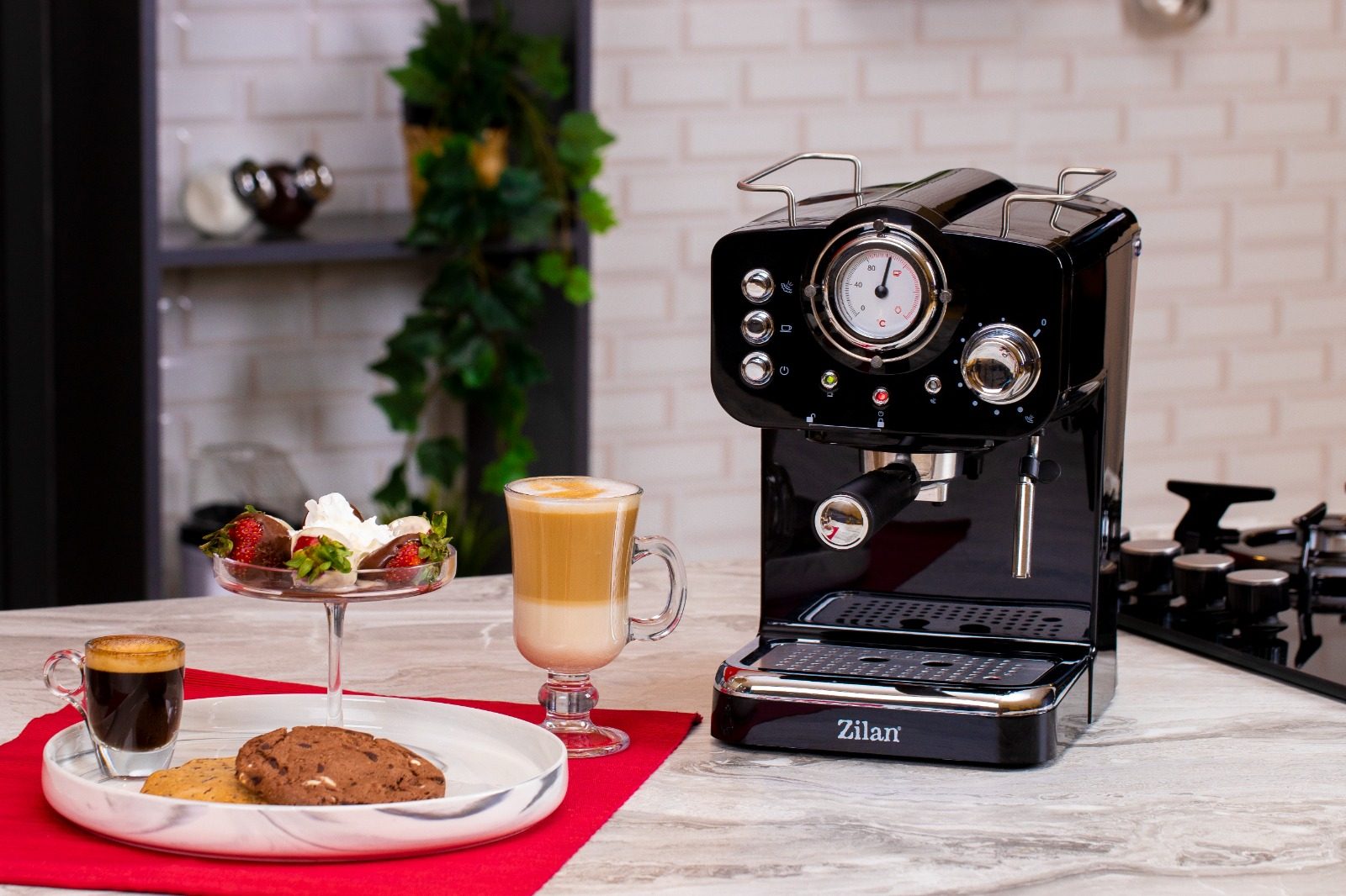 Kahve fincanları, kurabiye ve çilek ile siyah espresso makinesi.