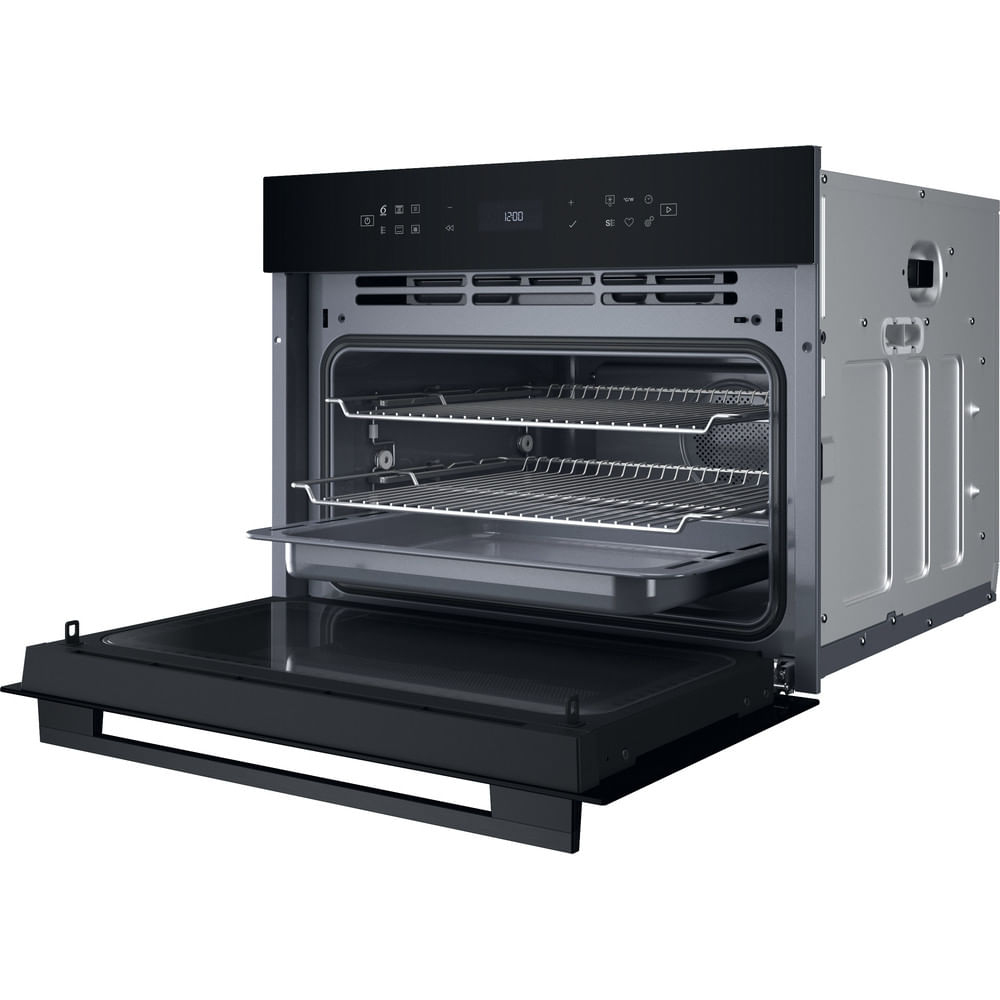 Un forno da incasso con porta aperta, mostra due griglie e una teglia.