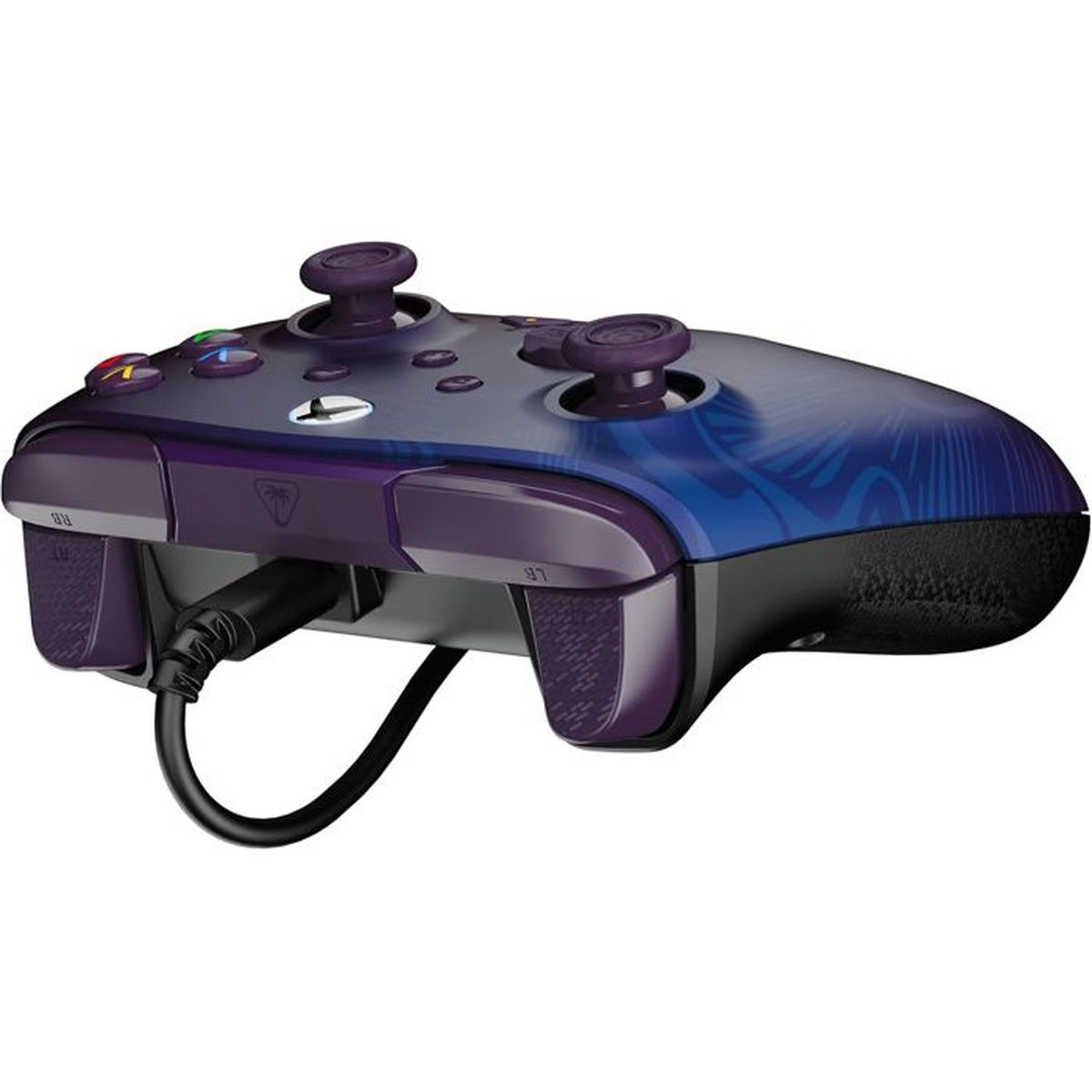 Controller Xbox viola e blu con cavo, vista ravvicinata.