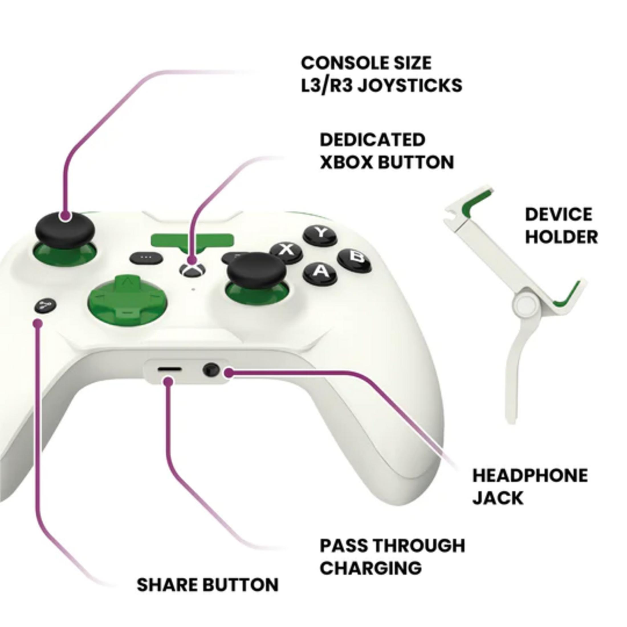 Weisse Xbox-Controller mit grünen Akzenten, zeigt Joysticks, Knöpfe und Anschlüsse.