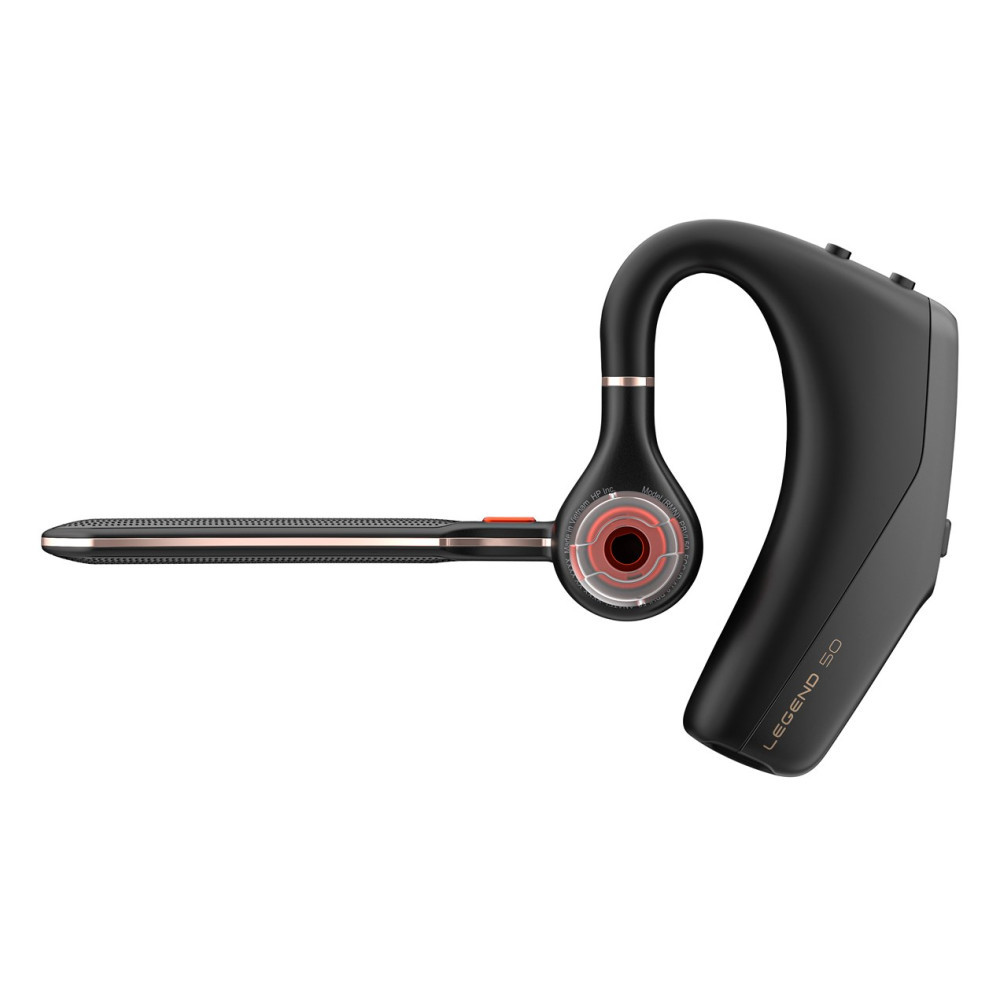 Un casque noir avec des accents argentés sur fond blanc.